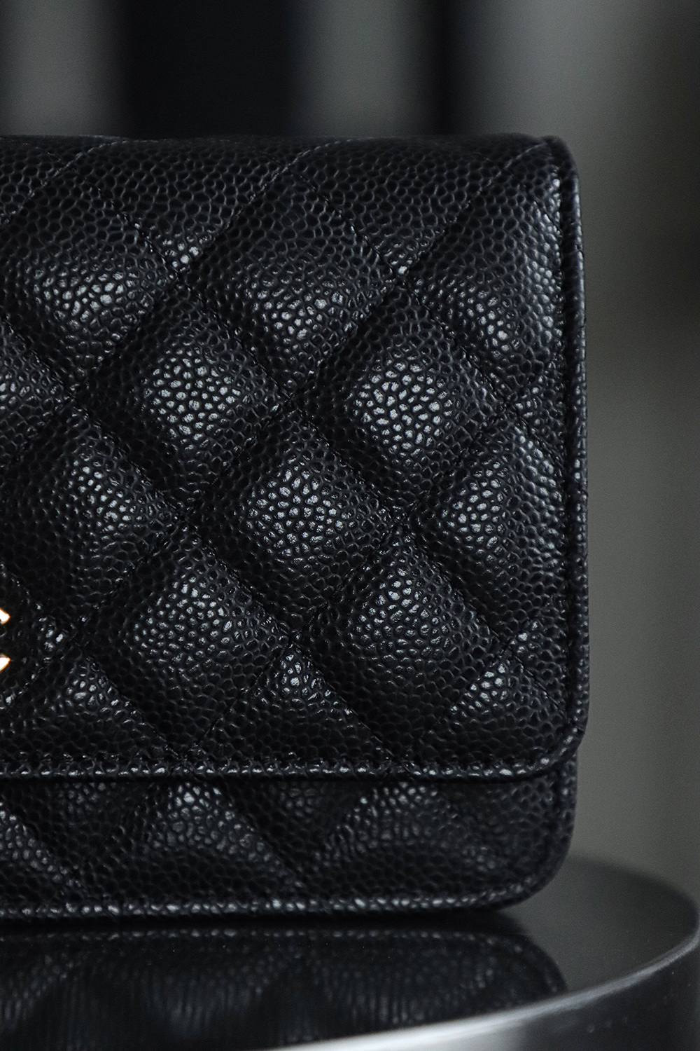 Wallet on Chain發財包鑒定版👜C-1380
一包一碼 支持全球鑒定查驗身份證原廠專G
Haas皮料過關清單資料可査詢

經典系列WOC，從命名就能直觀感受到這款包包的獨特設計理念，它將傳統錢包與鏈條肩帶進行了巧妙融合！ 它大小精緻，恰好能容納一張百元人民幣，囙此被賦予了“發財包”這一吉祥又討喜的昵稱。 小巧身形，卻蘊含著大大的能量。

五金：全鋼銀扣
皮料：Hass小牛皮大球紋
尺寸：12*19.3*3.5cm