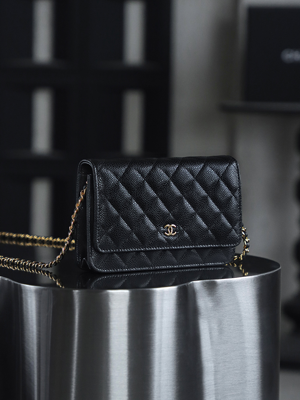 Wallet on Chain發財包鑒定版👜C-1380
一包一碼 支持全球鑒定查驗身份證原廠專G
Haas皮料過關清單資料可査詢

經典系列WOC，從命名就能直觀感受到這款包包的獨特設計理念，它將傳統錢包與鏈條肩帶進行了巧妙融合！ 它大小精緻，恰好能容納一張百元人民幣，囙此被賦予了“發財包”這一吉祥又討喜的昵稱。 小巧身形，卻蘊含著大大的能量。

五金：全鋼銀扣
皮料：Hass小牛皮大球紋
尺寸：12*19.3*3.5cm