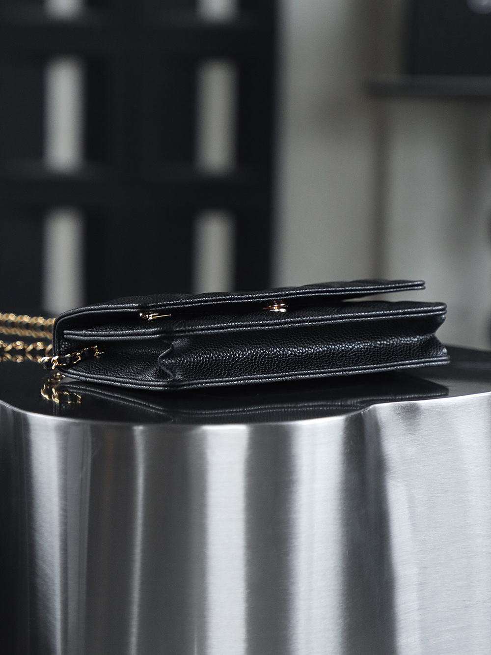Wallet on Chain發財包鑒定版👜C-1380
一包一碼 支持全球鑒定查驗身份證原廠專G
Haas皮料過關清單資料可査詢

經典系列WOC，從命名就能直觀感受到這款包包的獨特設計理念，它將傳統錢包與鏈條肩帶進行了巧妙融合！ 它大小精緻，恰好能容納一張百元人民幣，囙此被賦予了“發財包”這一吉祥又討喜的昵稱。 小巧身形，卻蘊含著大大的能量。

五金：全鋼銀扣
皮料：Hass小牛皮大球紋
尺寸：12*19.3*3.5cm
