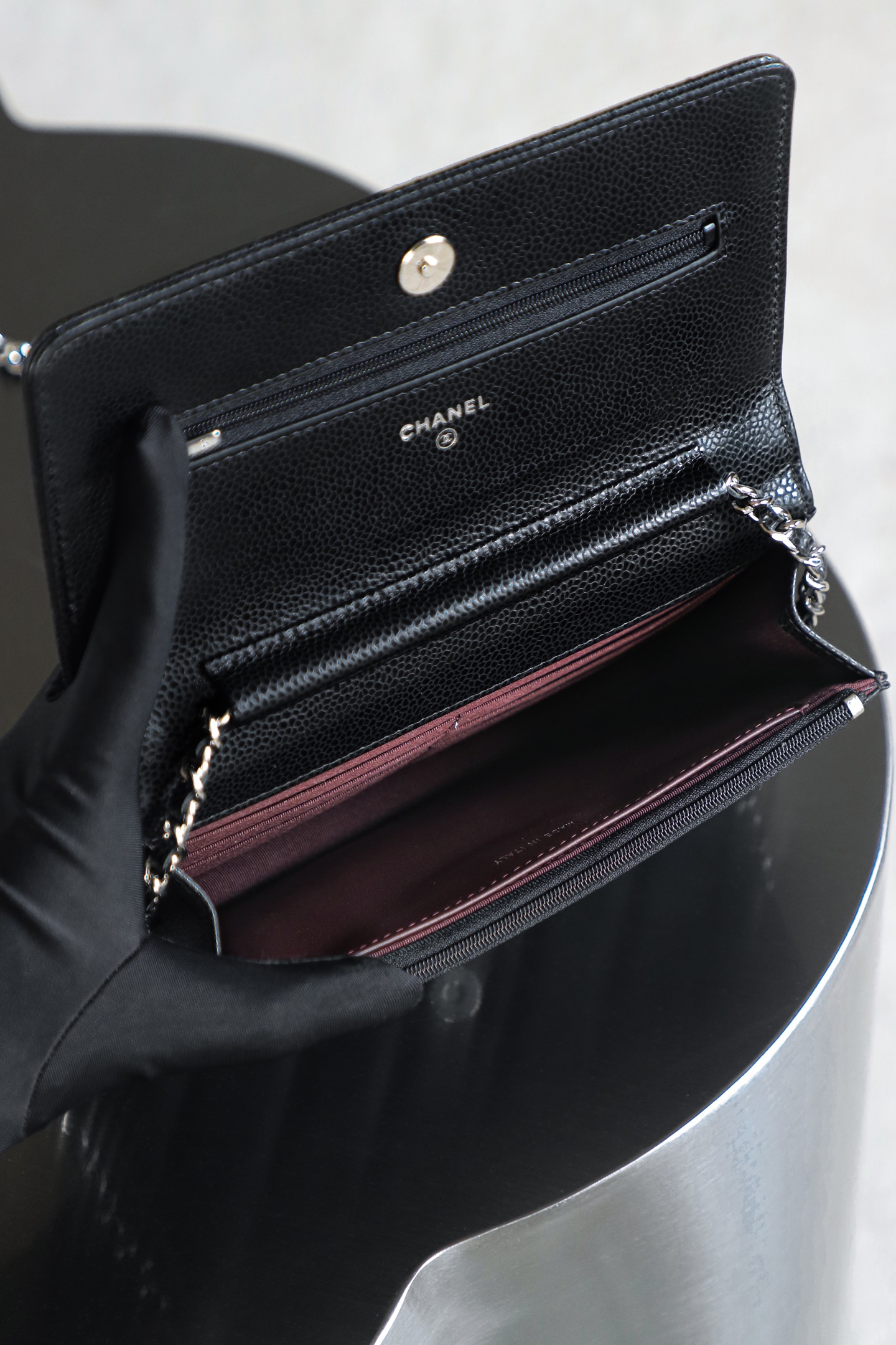 Wallet on Chain發財包鑒定版👜C-1380
一包一碼 支持全球鑒定查驗身份證原廠專G
Haas皮料過關清單資料可査詢

經典系列WOC，從命名就能直觀感受到這款包包的獨特設計理念，它將傳統錢包與鏈條肩帶進行了巧妙融合！ 它大小精緻，恰好能容納一張百元人民幣，囙此被賦予了“發財包”這一吉祥又討喜的昵稱。 小巧身形，卻蘊含著大大的能量。

五金：全鋼銀扣
皮料：Hass小牛皮大球紋
尺寸：12*19.3*3.5cm