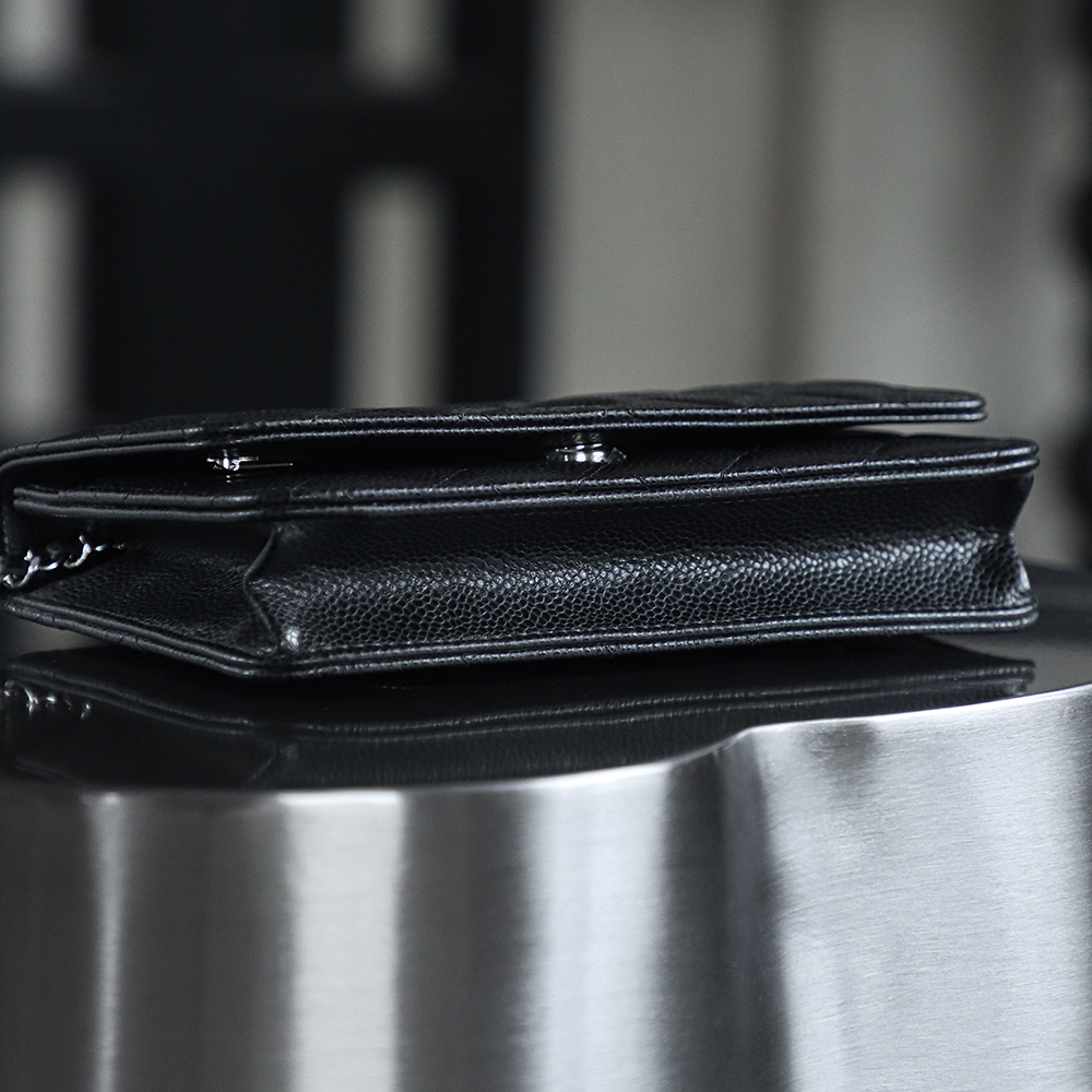 Wallet on Chain發財包鑒定版👜C-1380
一包一碼 支持全球鑒定查驗身份證原廠專G
Haas皮料過關清單資料可査詢

經典系列WOC，從命名就能直觀感受到這款包包的獨特設計理念，它將傳統錢包與鏈條肩帶進行了巧妙融合！ 它大小精緻，恰好能容納一張百元人民幣，囙此被賦予了“發財包”這一吉祥又討喜的昵稱。 小巧身形，卻蘊含著大大的能量。

五金：全鋼銀扣
皮料：Hass小牛皮大球紋
尺寸：12*19.3*3.5cm