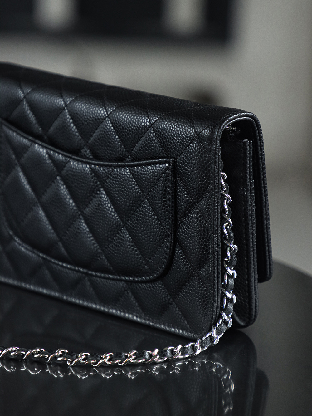 Wallet on Chain發財包鑒定版👜C-1380
一包一碼 支持全球鑒定查驗身份證原廠專G
Haas皮料過關清單資料可査詢

經典系列WOC，從命名就能直觀感受到這款包包的獨特設計理念，它將傳統錢包與鏈條肩帶進行了巧妙融合！ 它大小精緻，恰好能容納一張百元人民幣，囙此被賦予了“發財包”這一吉祥又討喜的昵稱。 小巧身形，卻蘊含著大大的能量。

五金：全鋼銀扣
皮料：Hass小牛皮大球紋
尺寸：12*19.3*3.5cm