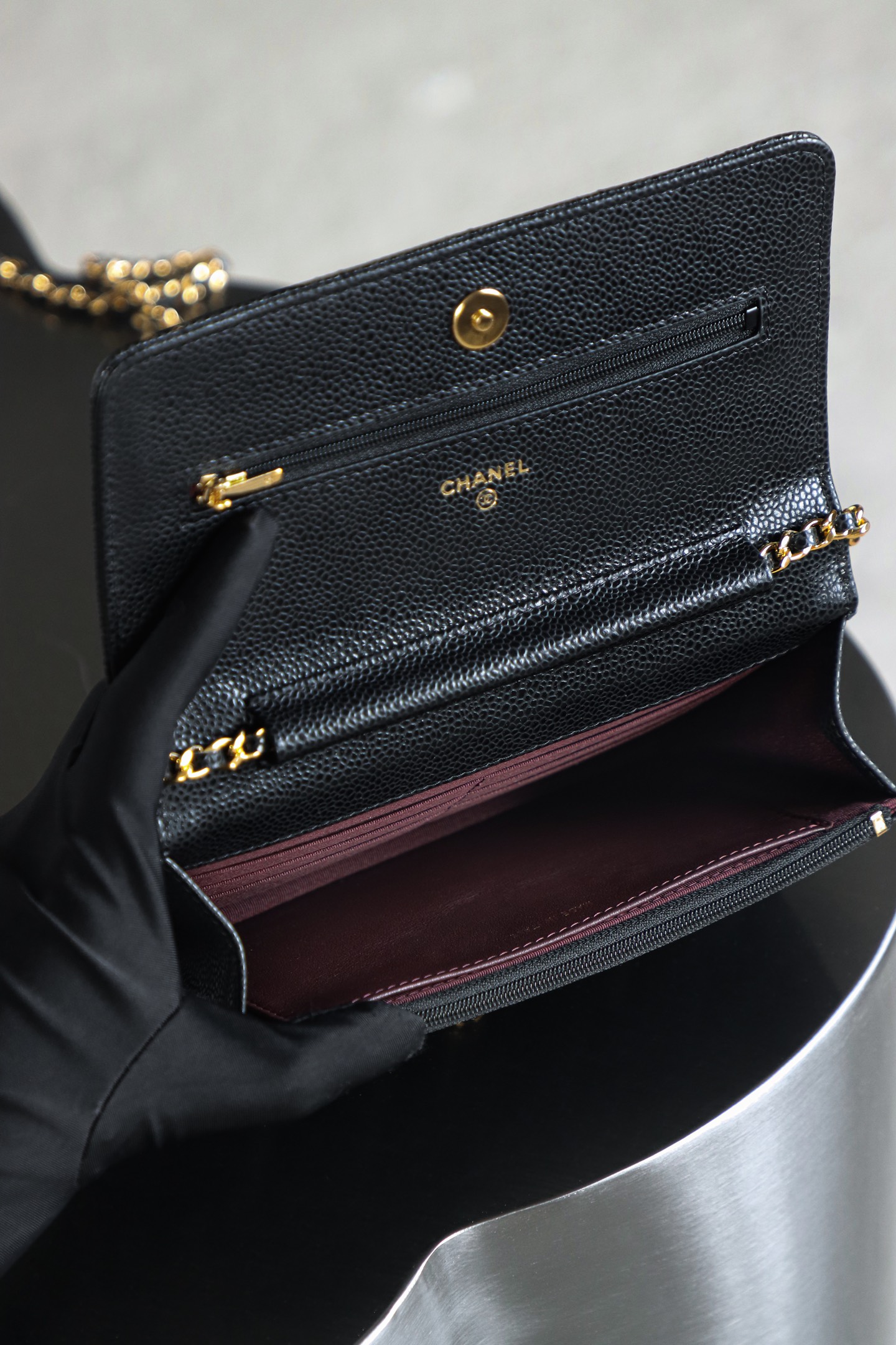 Wallet on Chain發財包鑒定版👜C-1380
一包一碼 支持全球鑒定查驗身份證原廠專G
Haas皮料過關清單資料可査詢

經典系列WOC，從命名就能直觀感受到這款包包的獨特設計理念，它將傳統錢包與鏈條肩帶進行了巧妙融合！ 它大小精緻，恰好能容納一張百元人民幣，囙此被賦予了“發財包”這一吉祥又討喜的昵稱。 小巧身形，卻蘊含著大大的能量。

五金：全鋼銀扣
皮料：Hass小牛皮大球紋
尺寸：12*19.3*3.5cm