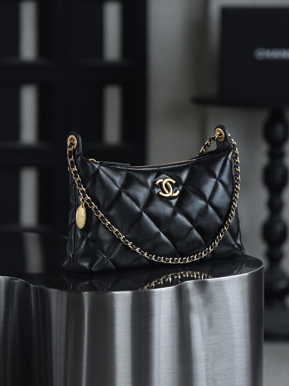 25S金幣hobo鑒定版👜C-1580
一包一碼 支持全球鑒定查驗身份證原廠專G
方框皮料過關清單資料可査詢

25S餃子包是本季顏值最高的hobo！ 雙鏈條腋下的設計，滿足各種背法！ 小金幣的點綴新增了復古時髦感！ 有一種可愛的時髦高級感！

五金：厚鍍24K復古砂金
皮料：方框水晶羊皮
尺寸：17*26*8.5cm