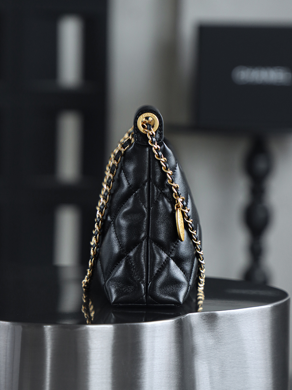 25S金幣hobo鑒定版👜C-1580
一包一碼 支持全球鑒定查驗身份證原廠專G
方框皮料過關清單資料可査詢

25S餃子包是本季顏值最高的hobo！ 雙鏈條腋下的設計，滿足各種背法！ 小金幣的點綴新增了復古時髦感！ 有一種可愛的時髦高級感！

五金：厚鍍24K復古砂金
皮料：方框水晶羊皮
尺寸：17*26*8.5cm