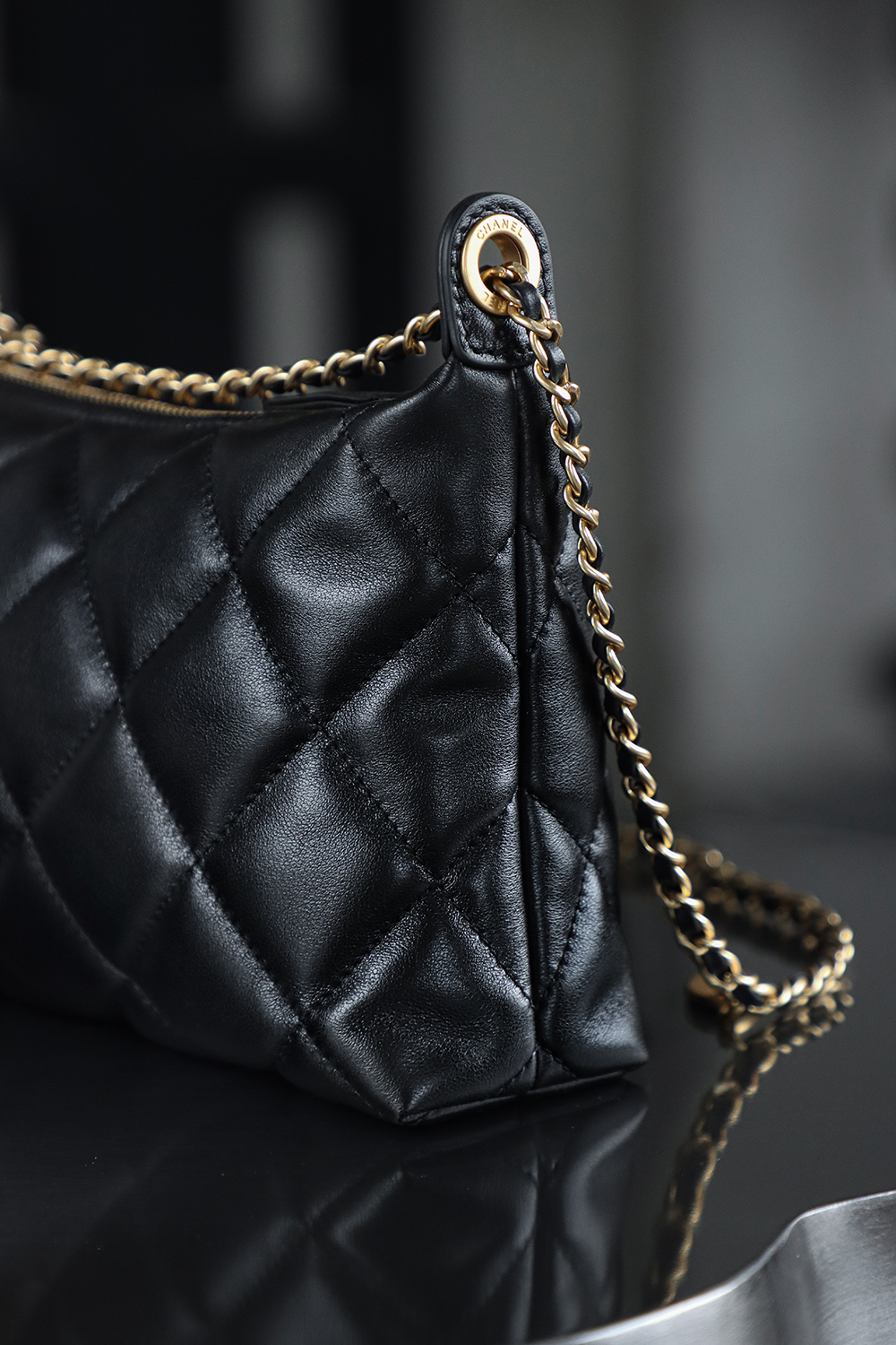 25S金幣hobo鑒定版👜C-1580
一包一碼 支持全球鑒定查驗身份證原廠專G
方框皮料過關清單資料可査詢

25S餃子包是本季顏值最高的hobo！ 雙鏈條腋下的設計，滿足各種背法！ 小金幣的點綴新增了復古時髦感！ 有一種可愛的時髦高級感！

五金：厚鍍24K復古砂金
皮料：方框水晶羊皮
尺寸：17*26*8.5cm