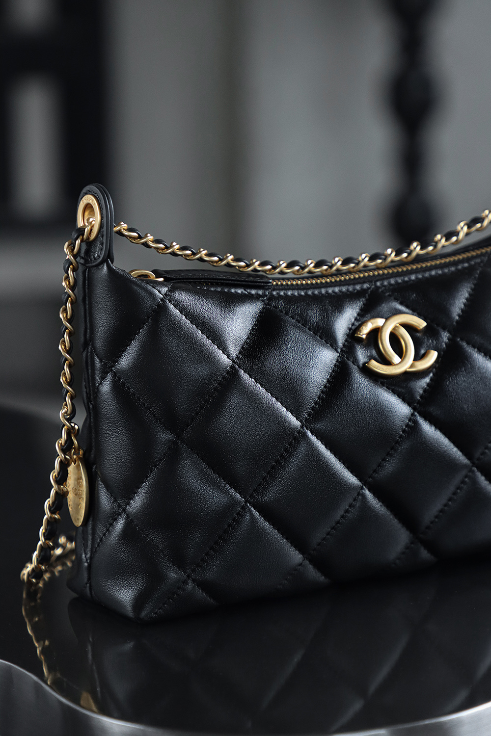 25S金幣hobo鑒定版👜C-1580
一包一碼 支持全球鑒定查驗身份證原廠專G
方框皮料過關清單資料可査詢

25S餃子包是本季顏值最高的hobo！ 雙鏈條腋下的設計，滿足各種背法！ 小金幣的點綴新增了復古時髦感！ 有一種可愛的時髦高級感！

五金：厚鍍24K復古砂金
皮料：方框水晶羊皮
尺寸：17*26*8.5cm
