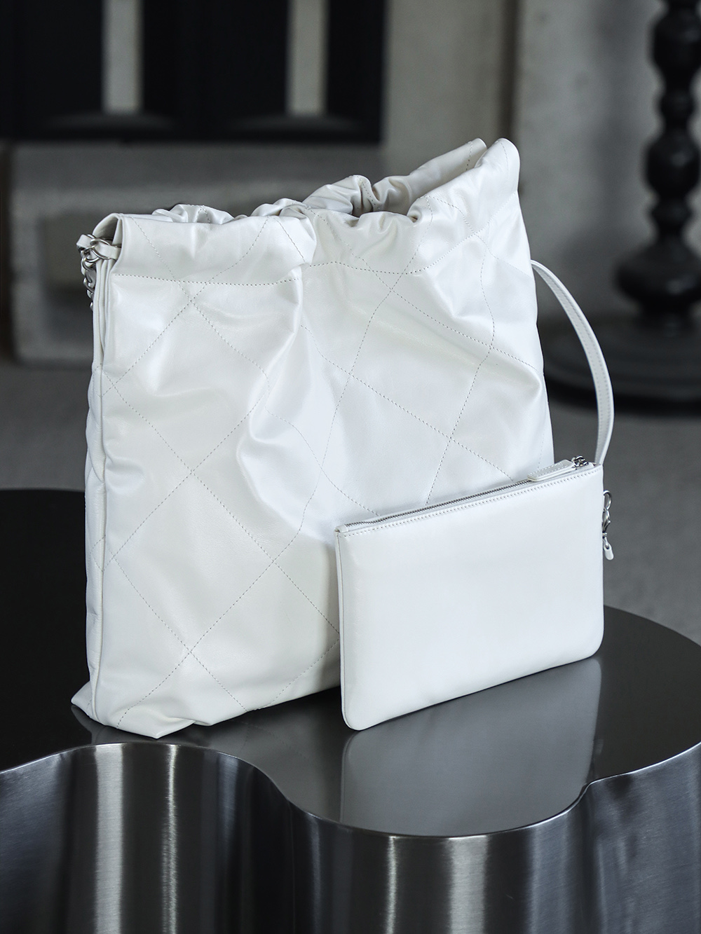 22 BAG中號鑒定版👜C-2280
一包一碼 支持全球鑒定查驗身份證原廠專G
Antiba原料皮意大利過關清單資料可査詢

當慵懶隨性遇上精緻奢華，2BAG“垃圾袋”誕生了！自推出以來，22 BAG垃圾袋迅速火爆時尚圈，熱度居高不下！ 看似隨意的“垃圾袋”包型，實則打破傳統枷鎖，流暢線條詮釋自由不羈，是對當下追求舒適隨性時尚態度的完美回應！

五金：厚镀24K复古银
皮料：意大利Antiba原廠皮
尺寸：39*42*8cm