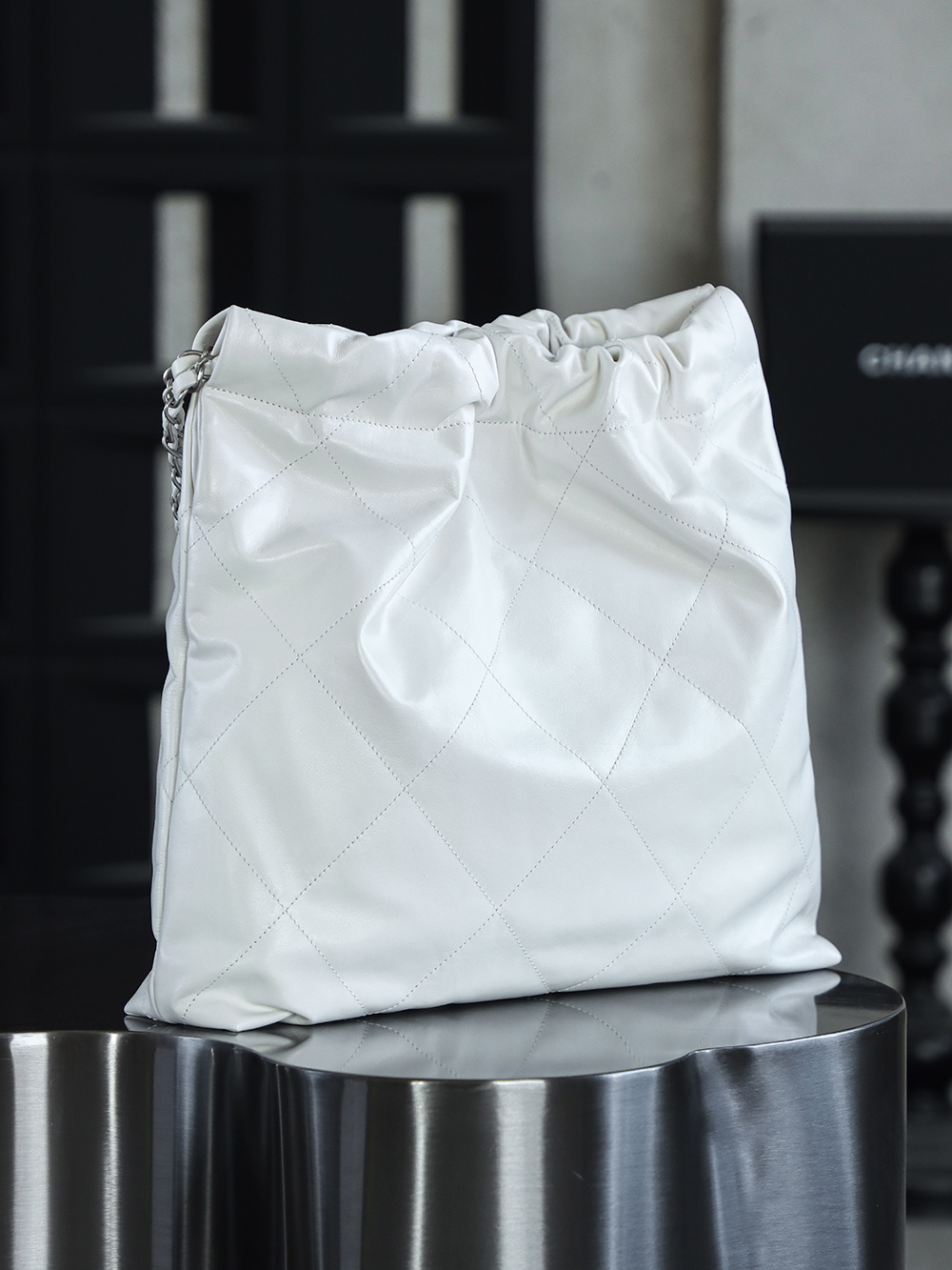 22 BAG中號鑒定版👜C-2280
一包一碼 支持全球鑒定查驗身份證原廠專G
Antiba原料皮意大利過關清單資料可査詢

當慵懶隨性遇上精緻奢華，2BAG“垃圾袋”誕生了！自推出以來，22 BAG垃圾袋迅速火爆時尚圈，熱度居高不下！ 看似隨意的“垃圾袋”包型，實則打破傳統枷鎖，流暢線條詮釋自由不羈，是對當下追求舒適隨性時尚態度的完美回應！

五金：厚镀24K复古银
皮料：意大利Antiba原廠皮
尺寸：39*42*8cm