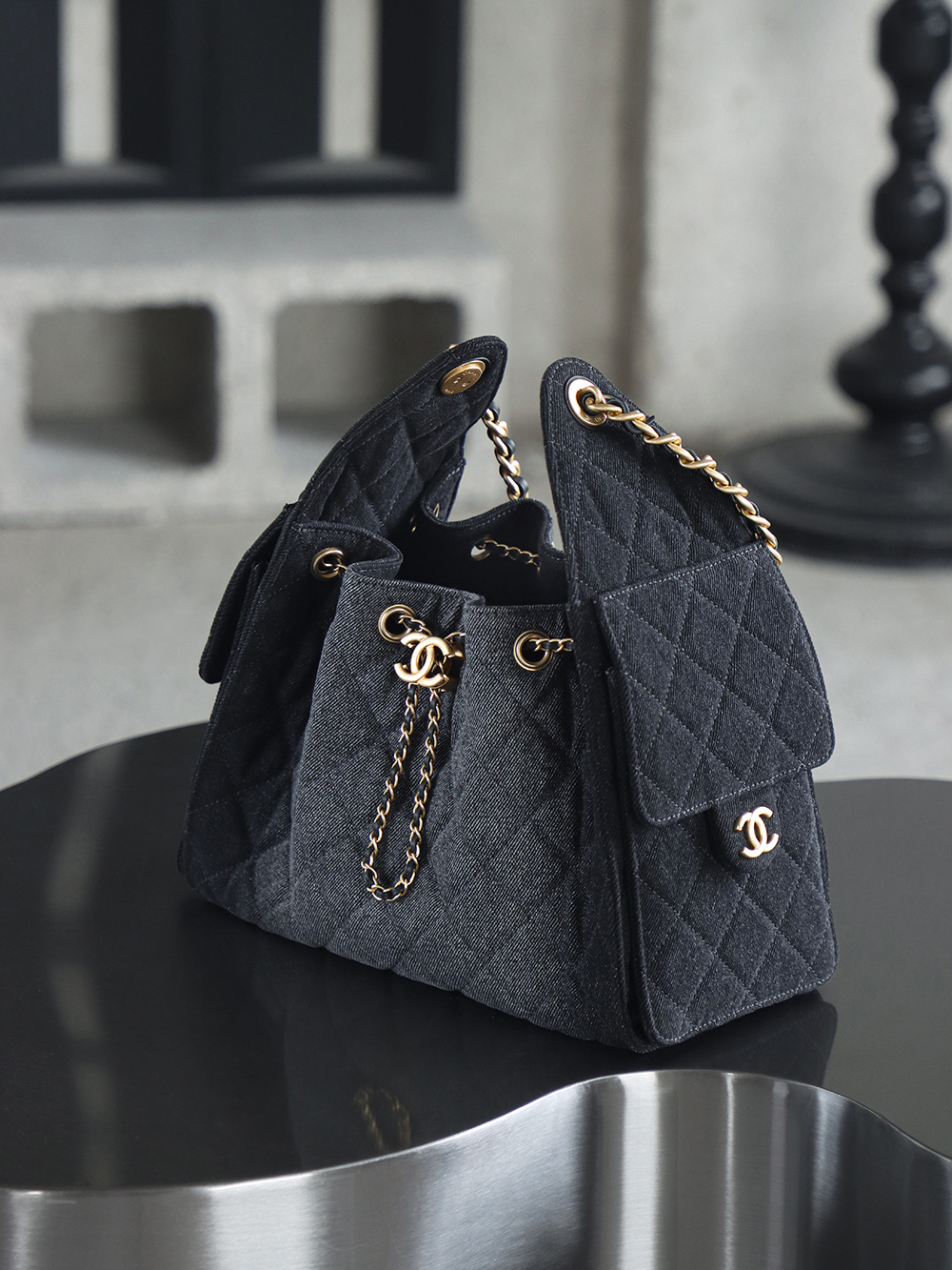 25BAG黑丹寧牛仔 小號鑒定版👜C-2280
特別說明：此款顏色不可查碼，介意勿入！
Fashion Art意大利過關清單資料可査詢

水洗丹寧牛仔元素是這季的熱點，黑丹寧牛仔的顏色，帶著與生俱來的酷感，它多了一份隨性與不羈，卻又完美融入優雅格調之中，碰撞出別具一格的火花！

五金：厚镀24k复古金
皮料：意大利Fashion Art牛仔
尺寸：30*26*14cm