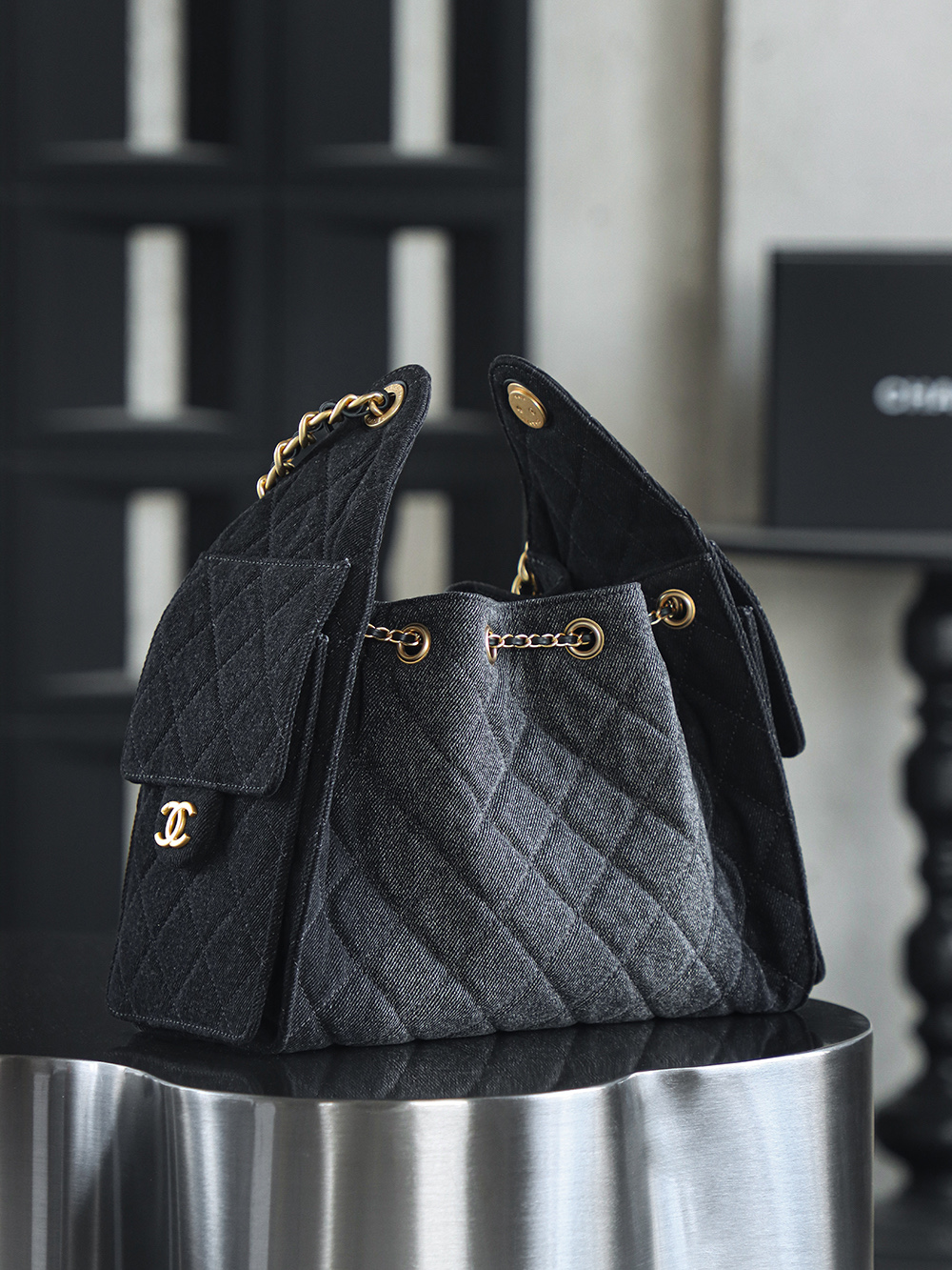 25BAG黑丹寧牛仔 小號鑒定版👜C-2280
特別說明：此款顏色不可查碼，介意勿入！
Fashion Art意大利過關清單資料可査詢

水洗丹寧牛仔元素是這季的熱點，黑丹寧牛仔的顏色，帶著與生俱來的酷感，它多了一份隨性與不羈，卻又完美融入優雅格調之中，碰撞出別具一格的火花！

五金：厚镀24k复古金
皮料：意大利Fashion Art牛仔
尺寸：30*26*14cm