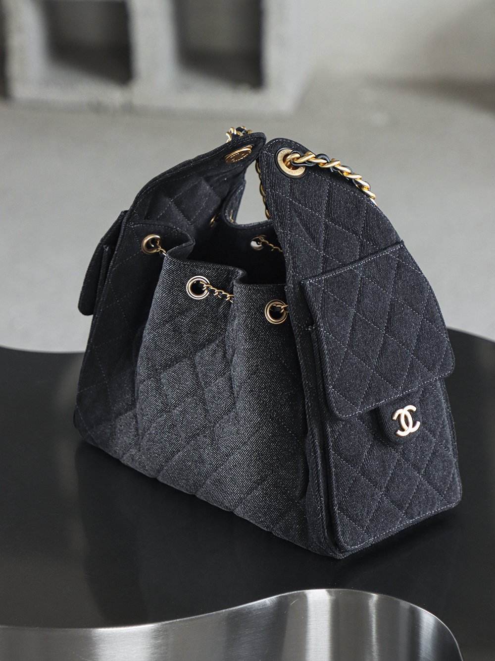 25BAG黑丹寧牛仔 小號鑒定版👜C-2280
特別說明：此款顏色不可查碼，介意勿入！
Fashion Art意大利過關清單資料可査詢

水洗丹寧牛仔元素是這季的熱點，黑丹寧牛仔的顏色，帶著與生俱來的酷感，它多了一份隨性與不羈，卻又完美融入優雅格調之中，碰撞出別具一格的火花！

五金：厚镀24k复古金
皮料：意大利Fashion Art牛仔
尺寸：30*26*14cm