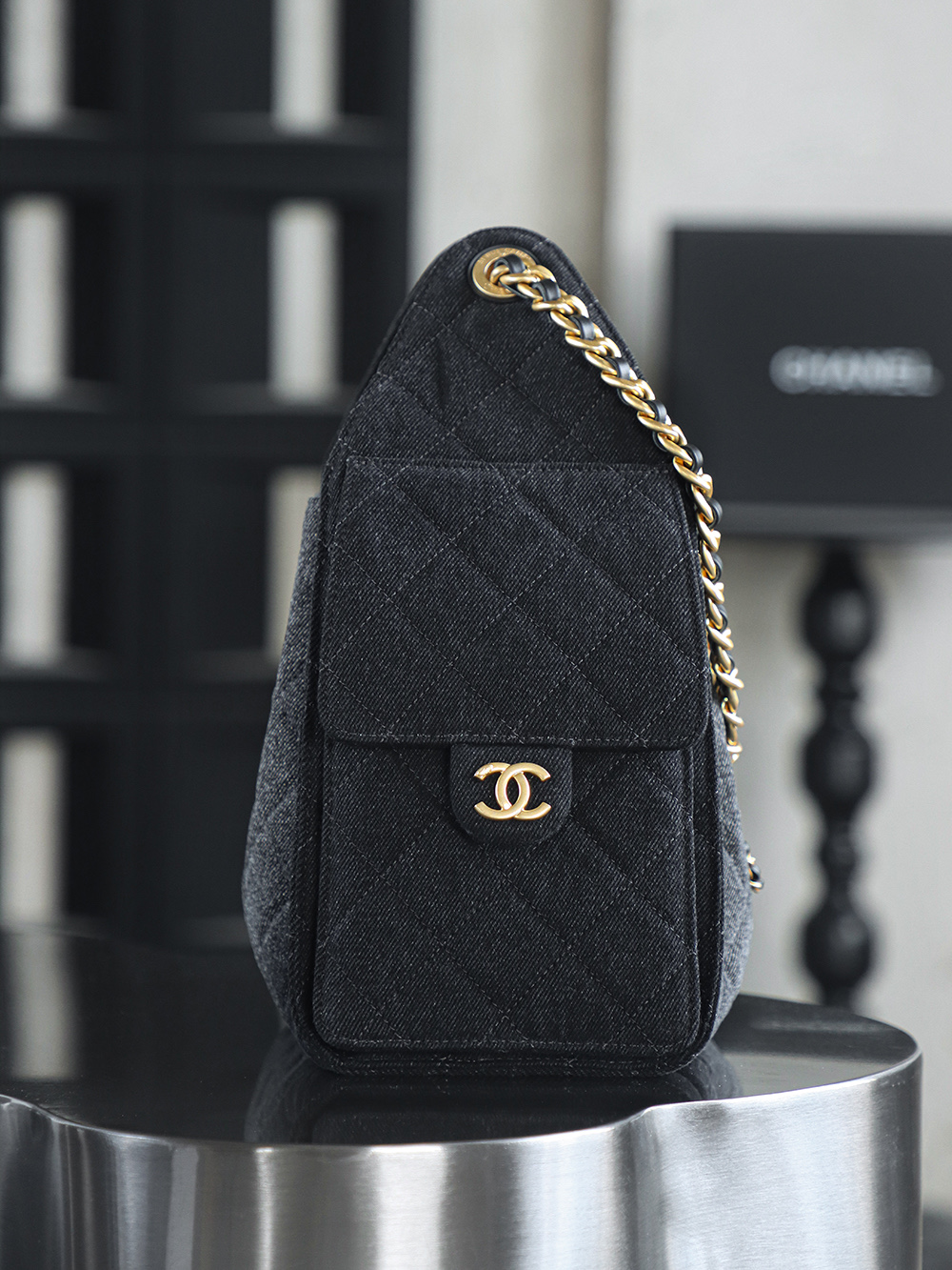 25BAG黑丹寧牛仔 小號鑒定版👜C-2280
特別說明：此款顏色不可查碼，介意勿入！
Fashion Art意大利過關清單資料可査詢

水洗丹寧牛仔元素是這季的熱點，黑丹寧牛仔的顏色，帶著與生俱來的酷感，它多了一份隨性與不羈，卻又完美融入優雅格調之中，碰撞出別具一格的火花！

五金：厚镀24k复古金
皮料：意大利Fashion Art牛仔
尺寸：30*26*14cm