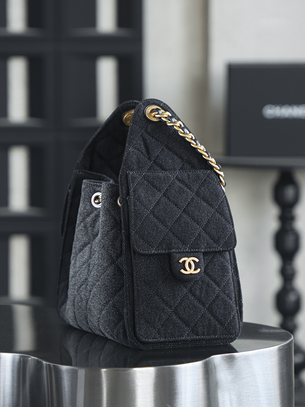 25BAG黑丹寧牛仔 小號鑒定版👜C-2280
特別說明：此款顏色不可查碼，介意勿入！
Fashion Art意大利過關清單資料可査詢

水洗丹寧牛仔元素是這季的熱點，黑丹寧牛仔的顏色，帶著與生俱來的酷感，它多了一份隨性與不羈，卻又完美融入優雅格調之中，碰撞出別具一格的火花！

五金：厚镀24k复古金
皮料：意大利Fashion Art牛仔
尺寸：30*26*14cm