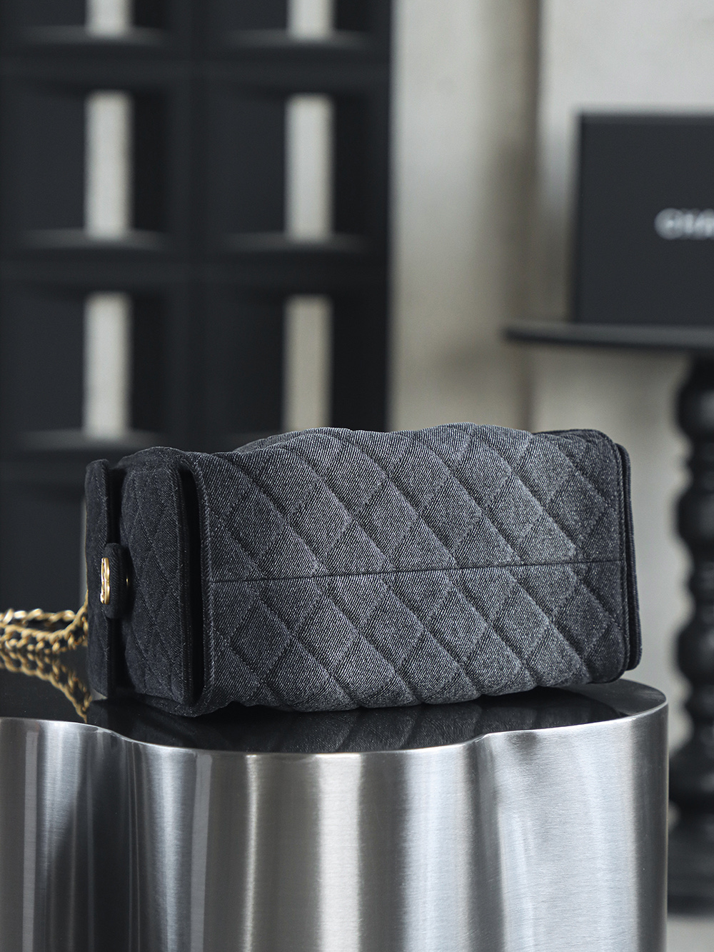 25BAG黑丹寧牛仔 小號鑒定版👜C-2280
特別說明：此款顏色不可查碼，介意勿入！
Fashion Art意大利過關清單資料可査詢

水洗丹寧牛仔元素是這季的熱點，黑丹寧牛仔的顏色，帶著與生俱來的酷感，它多了一份隨性與不羈，卻又完美融入優雅格調之中，碰撞出別具一格的火花！

五金：厚镀24k复古金
皮料：意大利Fashion Art牛仔
尺寸：30*26*14cm