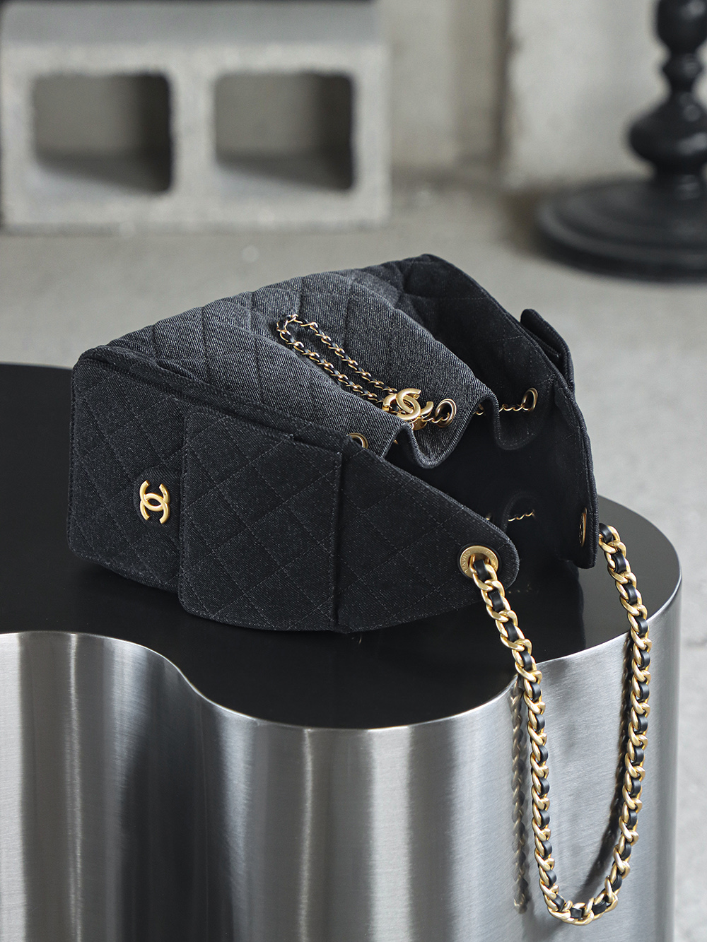 25BAG黑丹寧牛仔 小號鑒定版👜C-2280
特別說明：此款顏色不可查碼，介意勿入！
Fashion Art意大利過關清單資料可査詢

水洗丹寧牛仔元素是這季的熱點，黑丹寧牛仔的顏色，帶著與生俱來的酷感，它多了一份隨性與不羈，卻又完美融入優雅格調之中，碰撞出別具一格的火花！

五金：厚镀24k复古金
皮料：意大利Fashion Art牛仔
尺寸：30*26*14cm