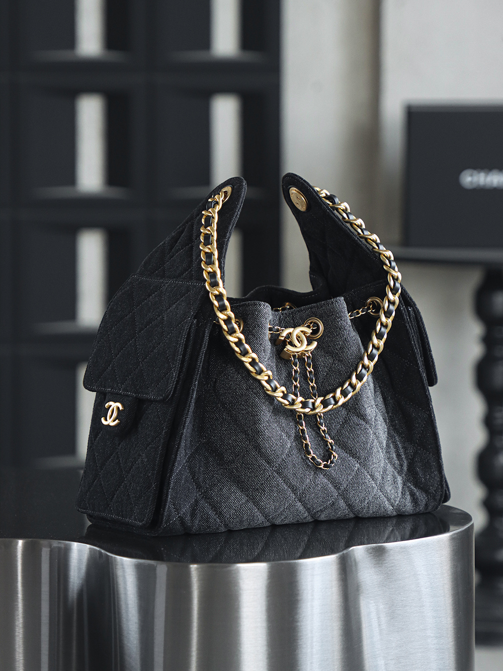 25BAG黑丹寧牛仔 小號鑒定版👜C-2280
特別說明：此款顏色不可查碼，介意勿入！
Fashion Art意大利過關清單資料可査詢

水洗丹寧牛仔元素是這季的熱點，黑丹寧牛仔的顏色，帶著與生俱來的酷感，它多了一份隨性與不羈，卻又完美融入優雅格調之中，碰撞出別具一格的火花！

五金：厚镀24k复古金
皮料：意大利Fashion Art牛仔
尺寸：30*26*14cm