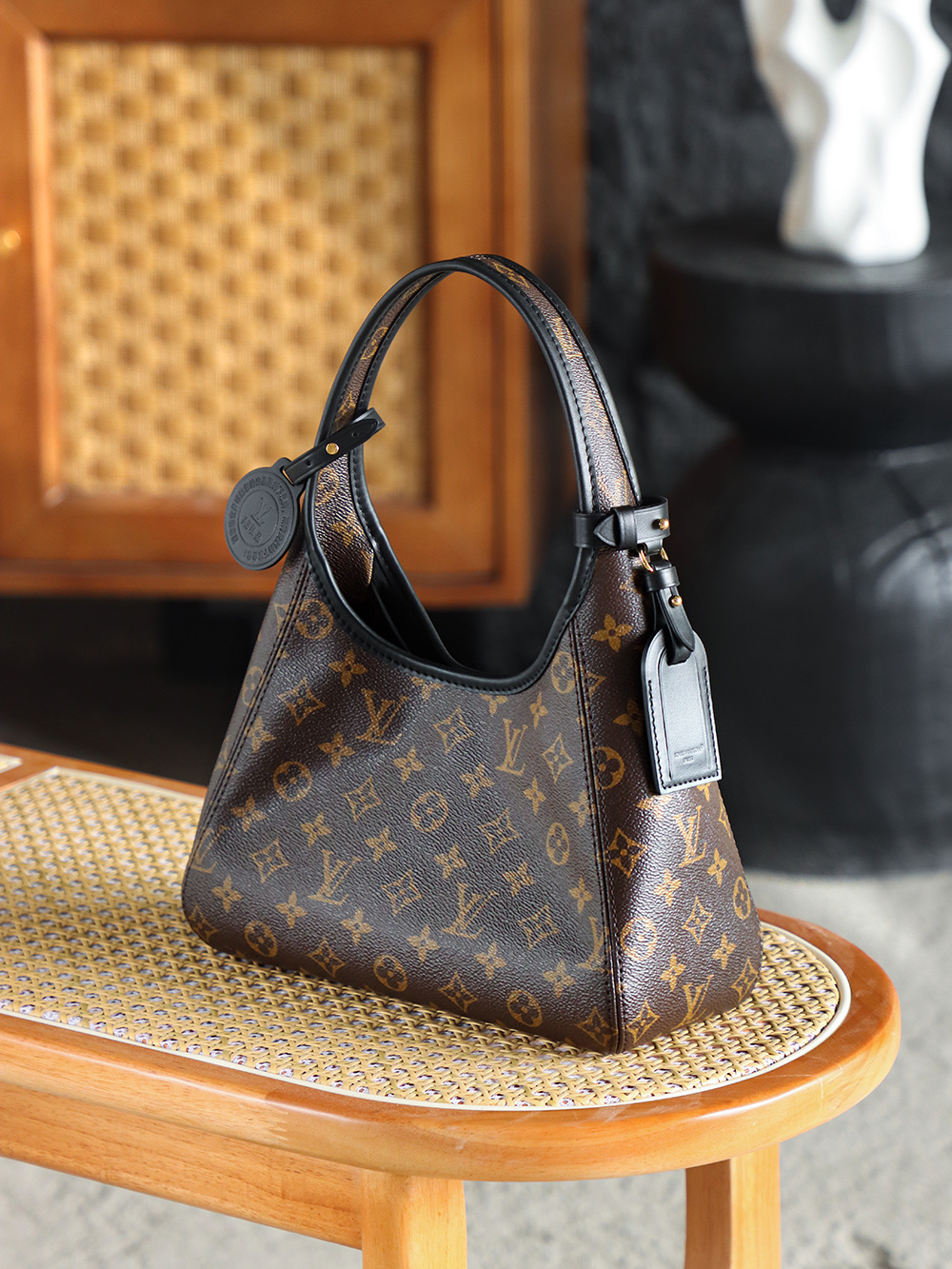 The Drop小號 M12940
晶片碼可査詢 AS私品版👜A-120

致敬2018年絕版Flower Hobo，黑配經典Monogram老花撞色搭配，註定這一季的The Drop腋下包會在時尚界卷起一波熱浪！ 包扣懸掛鎖頭作為點綴，把復古與簡約刻入時髦届的DNA裏！

五金：厚鍍24k全鋼
尺寸：28*12*5cm