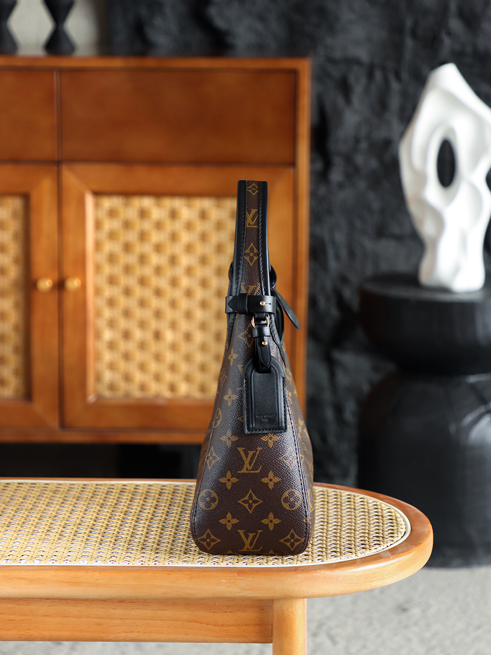The Drop小號 M12940
晶片碼可査詢 AS私品版👜A-120

致敬2018年絕版Flower Hobo，黑配經典Monogram老花撞色搭配，註定這一季的The Drop腋下包會在時尚界卷起一波熱浪！ 包扣懸掛鎖頭作為點綴，把復古與簡約刻入時髦届的DNA裏！

五金：厚鍍24k全鋼
尺寸：28*12*5cm