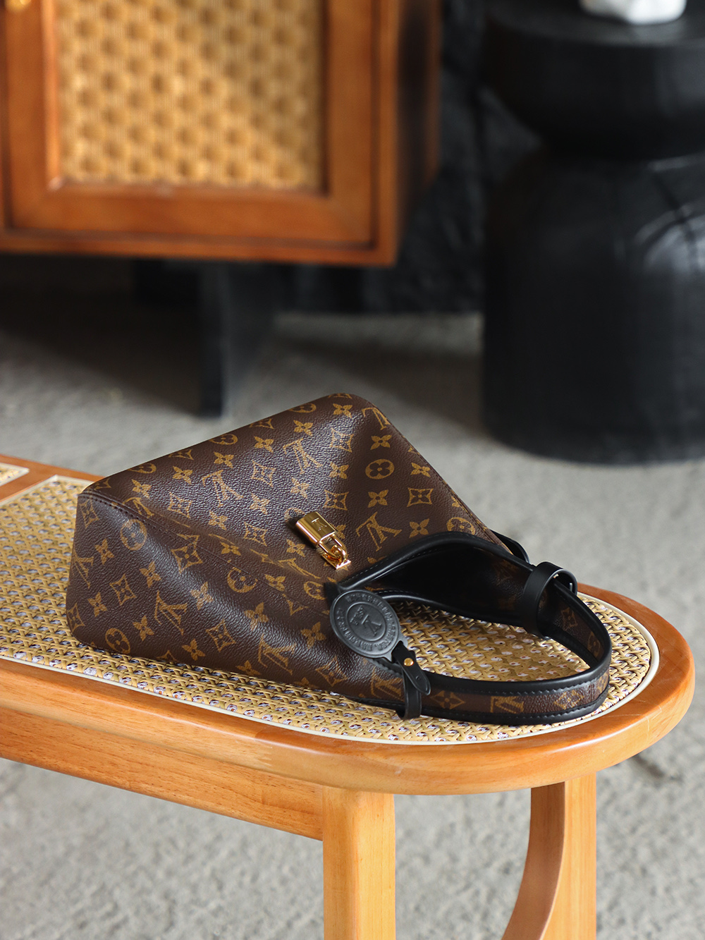 The Drop小號 M12940
晶片碼可査詢 AS私品版👜A-120

致敬2018年絕版Flower Hobo，黑配經典Monogram老花撞色搭配，註定這一季的The Drop腋下包會在時尚界卷起一波熱浪！ 包扣懸掛鎖頭作為點綴，把復古與簡約刻入時髦届的DNA裏！

五金：厚鍍24k全鋼
尺寸：28*12*5cm