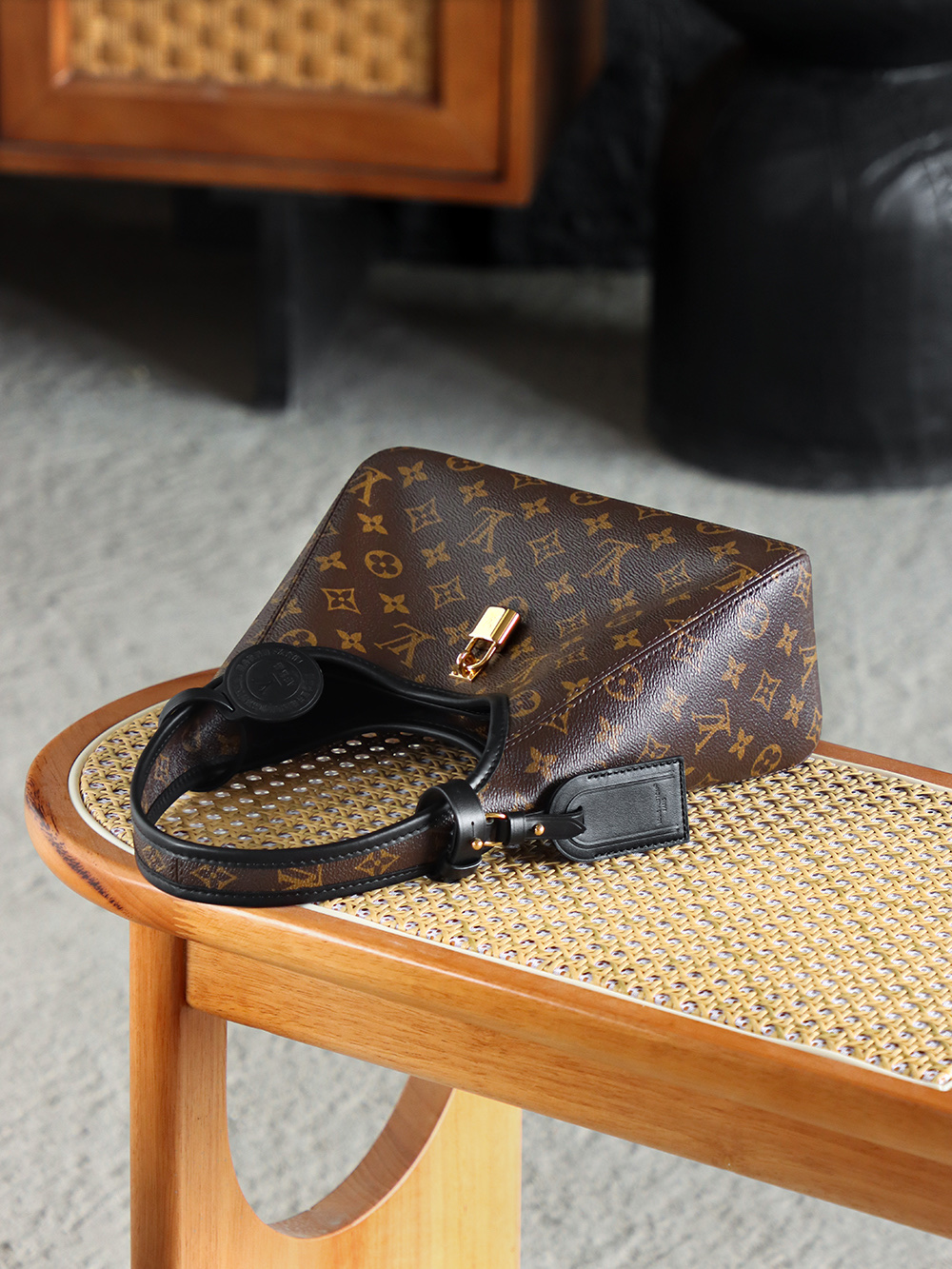 The Drop小號 M12940
晶片碼可査詢 AS私品版👜A-120

致敬2018年絕版Flower Hobo，黑配經典Monogram老花撞色搭配，註定這一季的The Drop腋下包會在時尚界卷起一波熱浪！ 包扣懸掛鎖頭作為點綴，把復古與簡約刻入時髦届的DNA裏！

五金：厚鍍24k全鋼
尺寸：28*12*5cm