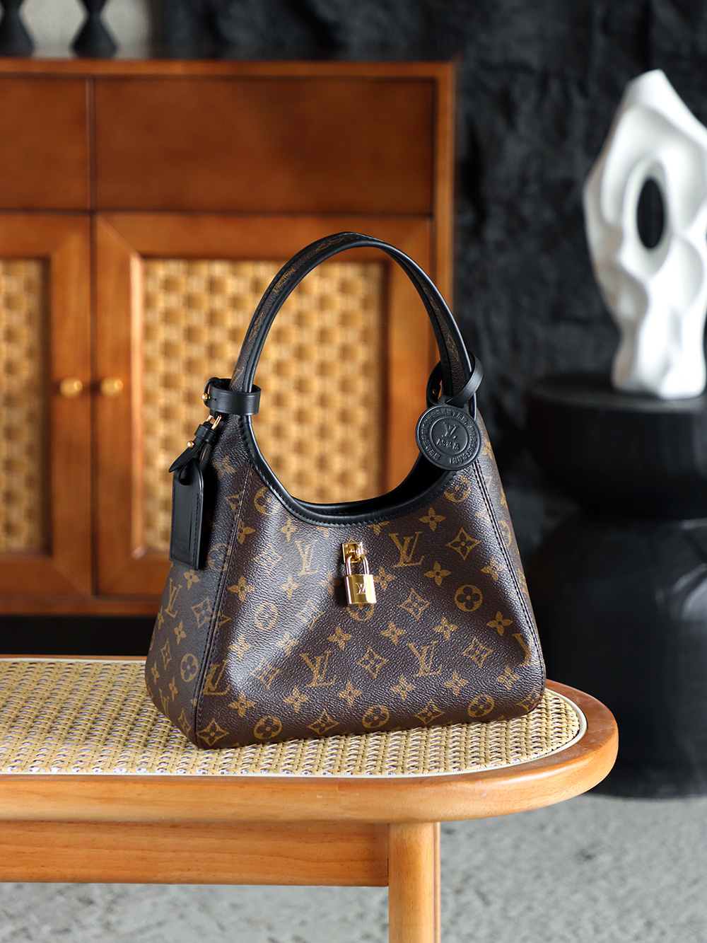 The Drop小號 M12940
晶片碼可査詢 AS私品版👜A-120

致敬2018年絕版Flower Hobo，黑配經典Monogram老花撞色搭配，註定這一季的The Drop腋下包會在時尚界卷起一波熱浪！ 包扣懸掛鎖頭作為點綴，把復古與簡約刻入時髦届的DNA裏！

五金：厚鍍24k全鋼
尺寸：28*12*5cm