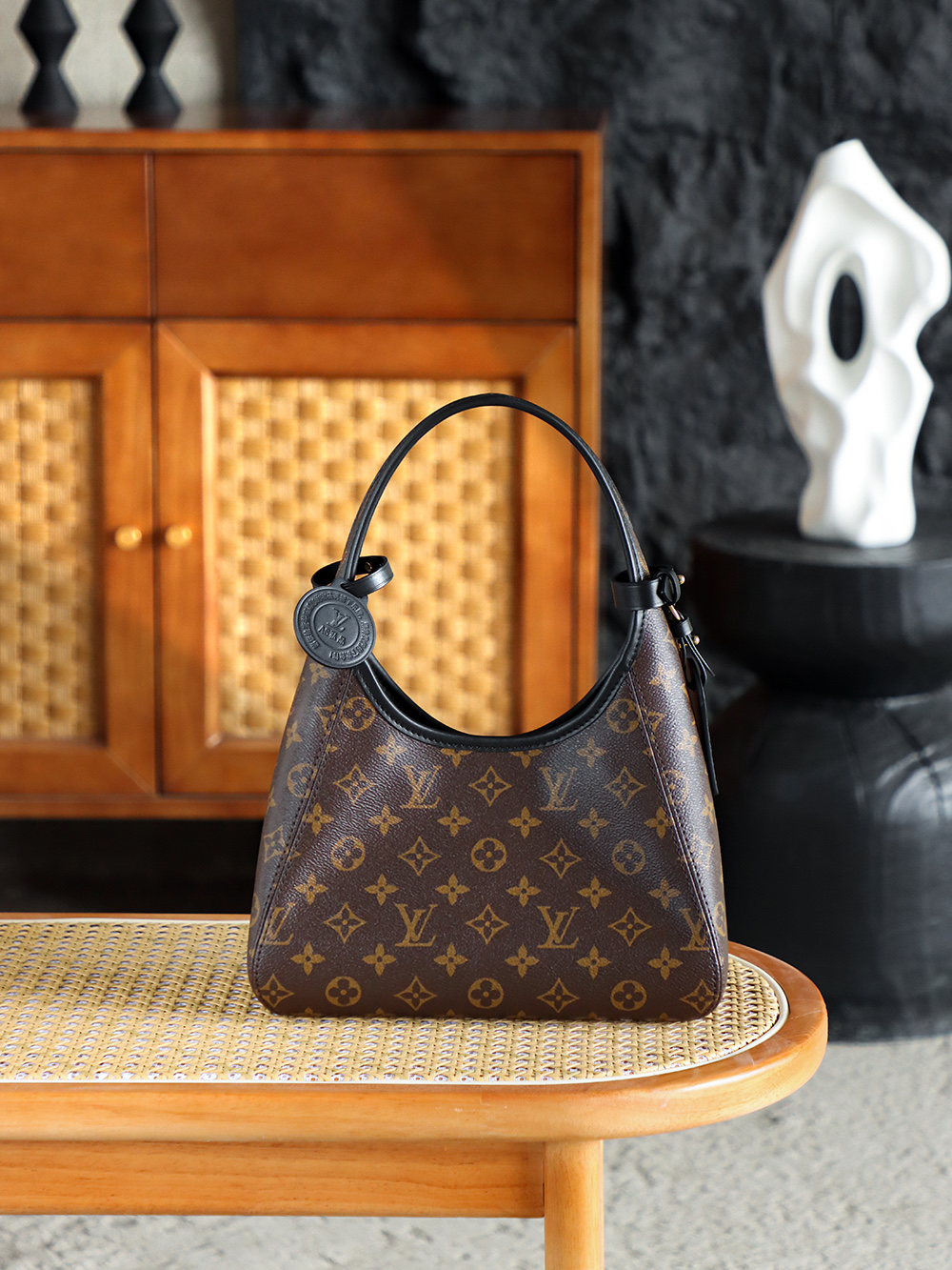 The Drop小號 M12940
晶片碼可査詢 AS私品版👜A-120

致敬2018年絕版Flower Hobo，黑配經典Monogram老花撞色搭配，註定這一季的The Drop腋下包會在時尚界卷起一波熱浪！ 包扣懸掛鎖頭作為點綴，把復古與簡約刻入時髦届的DNA裏！

五金：厚鍍24k全鋼
尺寸：28*12*5cm