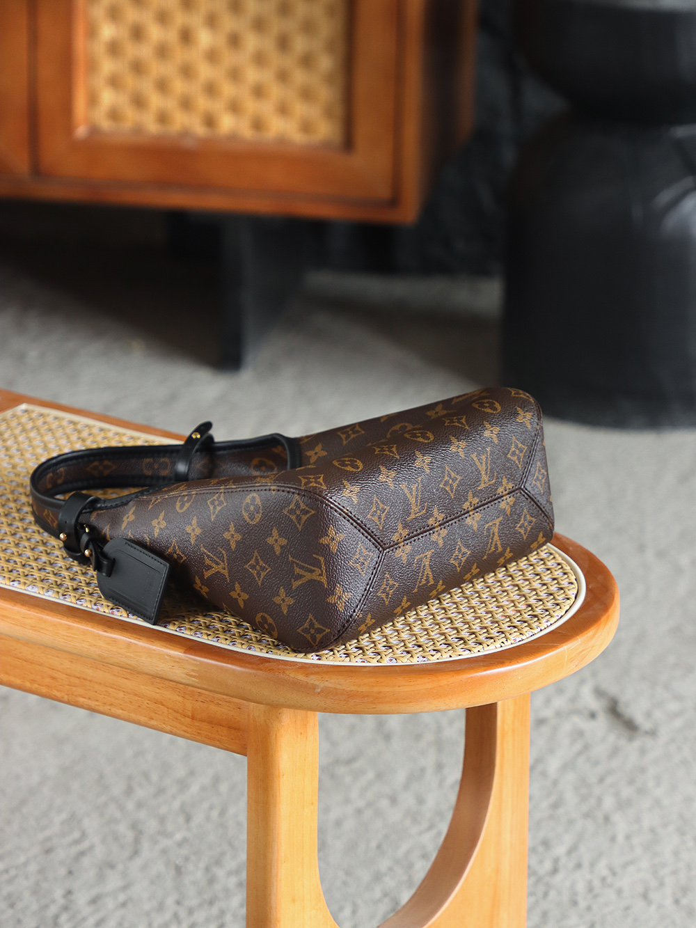 The Drop小號 M12940
晶片碼可査詢 AS私品版👜A-120

致敬2018年絕版Flower Hobo，黑配經典Monogram老花撞色搭配，註定這一季的The Drop腋下包會在時尚界卷起一波熱浪！ 包扣懸掛鎖頭作為點綴，把復古與簡約刻入時髦届的DNA裏！

五金：厚鍍24k全鋼
尺寸：28*12*5cm