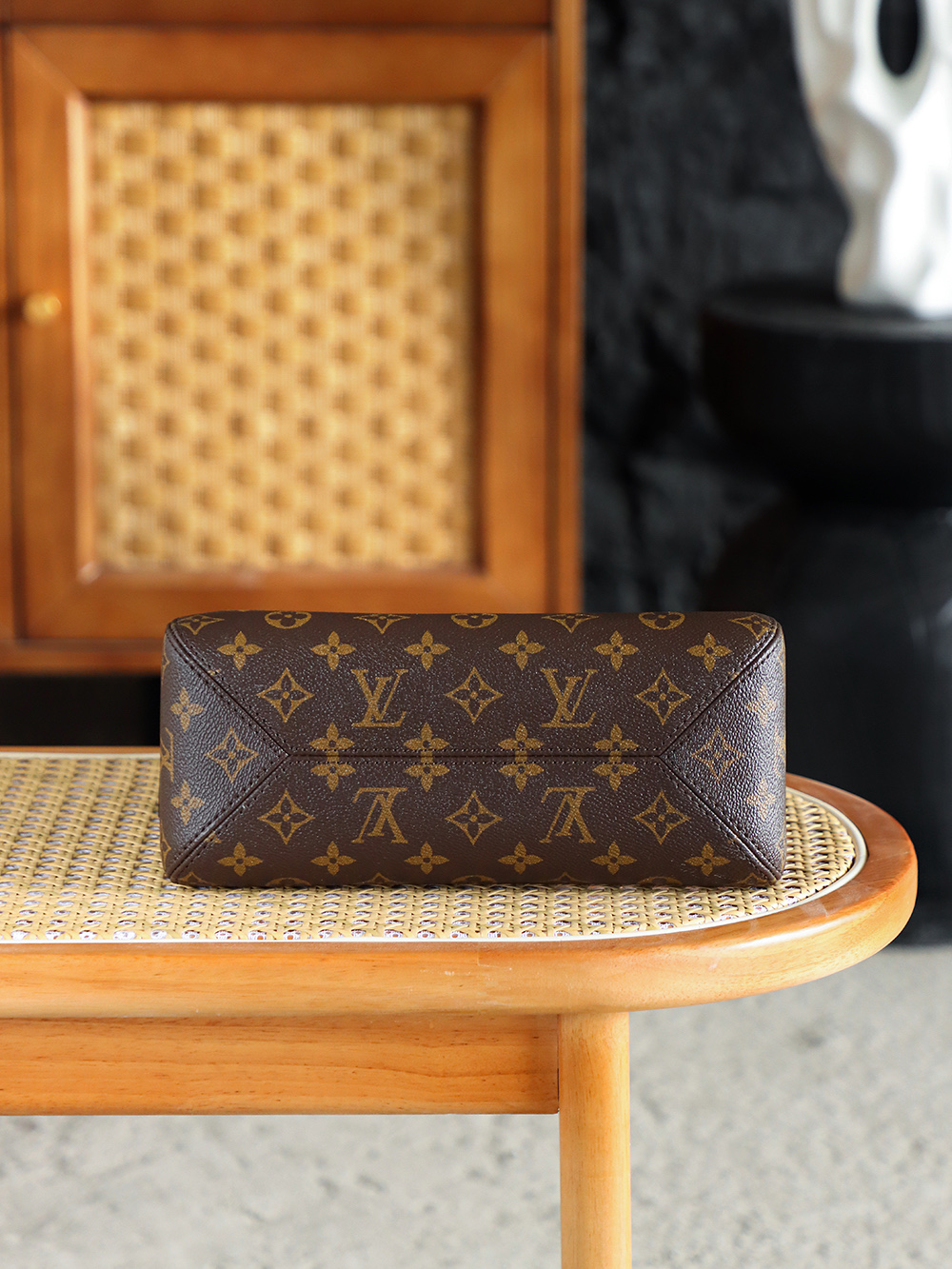 The Drop小號 M12940
晶片碼可査詢 AS私品版👜A-120

致敬2018年絕版Flower Hobo，黑配經典Monogram老花撞色搭配，註定這一季的The Drop腋下包會在時尚界卷起一波熱浪！ 包扣懸掛鎖頭作為點綴，把復古與簡約刻入時髦届的DNA裏！

五金：厚鍍24k全鋼
尺寸：28*12*5cm