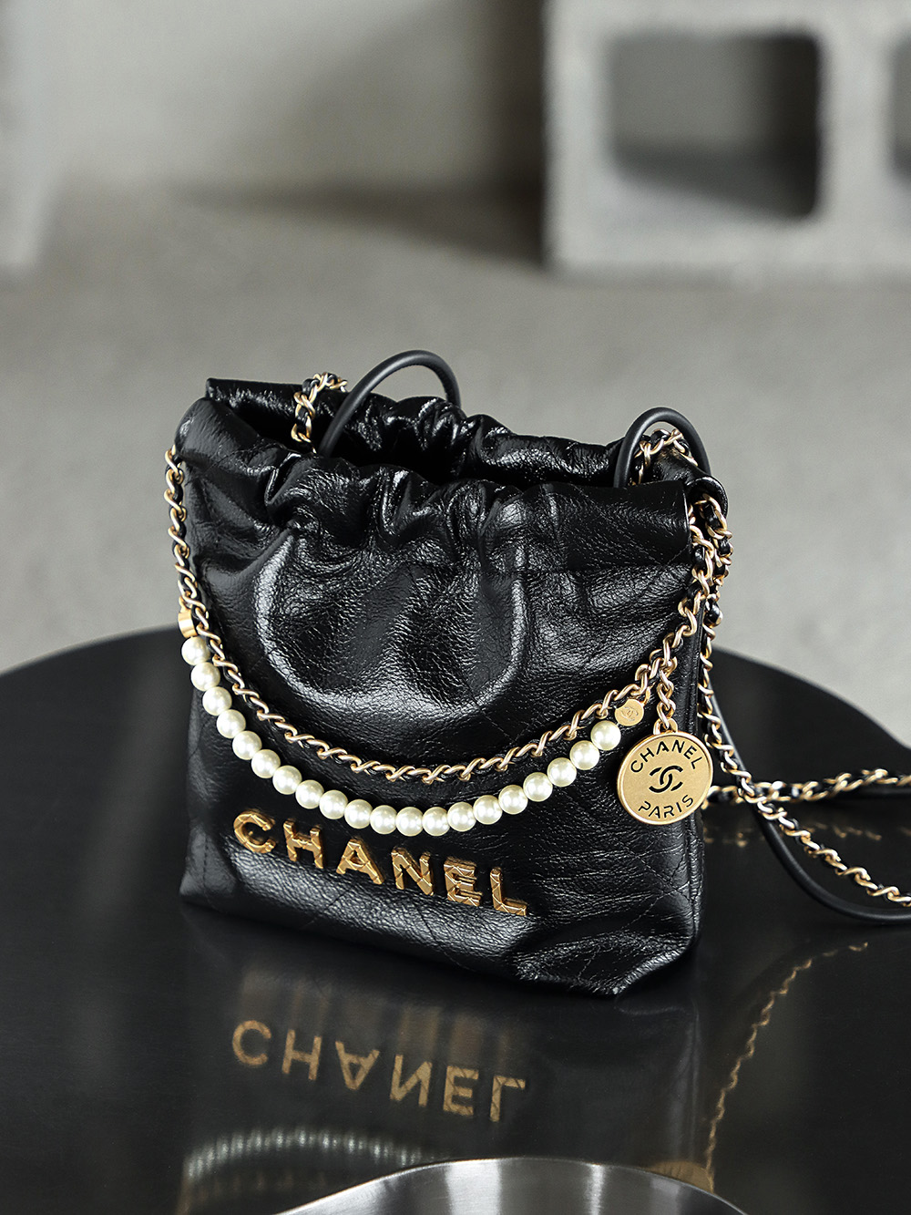 23S 22Bag迷你鑒定版👜C-1980
特別說明：此款不可查碼，介意勿入！
蒙塔貝拉原料皮意大利過關清單資料可査詢

23S Mini22珍珠鏈條bag是眾多經典之外的後起之秀，搭配珍珠元素作為點綴更顯得優雅颯風，時髦又可愛，更多的是精緻盡顯小女人的優雅大氣！

五金：厚镀24K复古金
皮料：蒙塔貝拉牛皮
尺寸：19*20*6cm