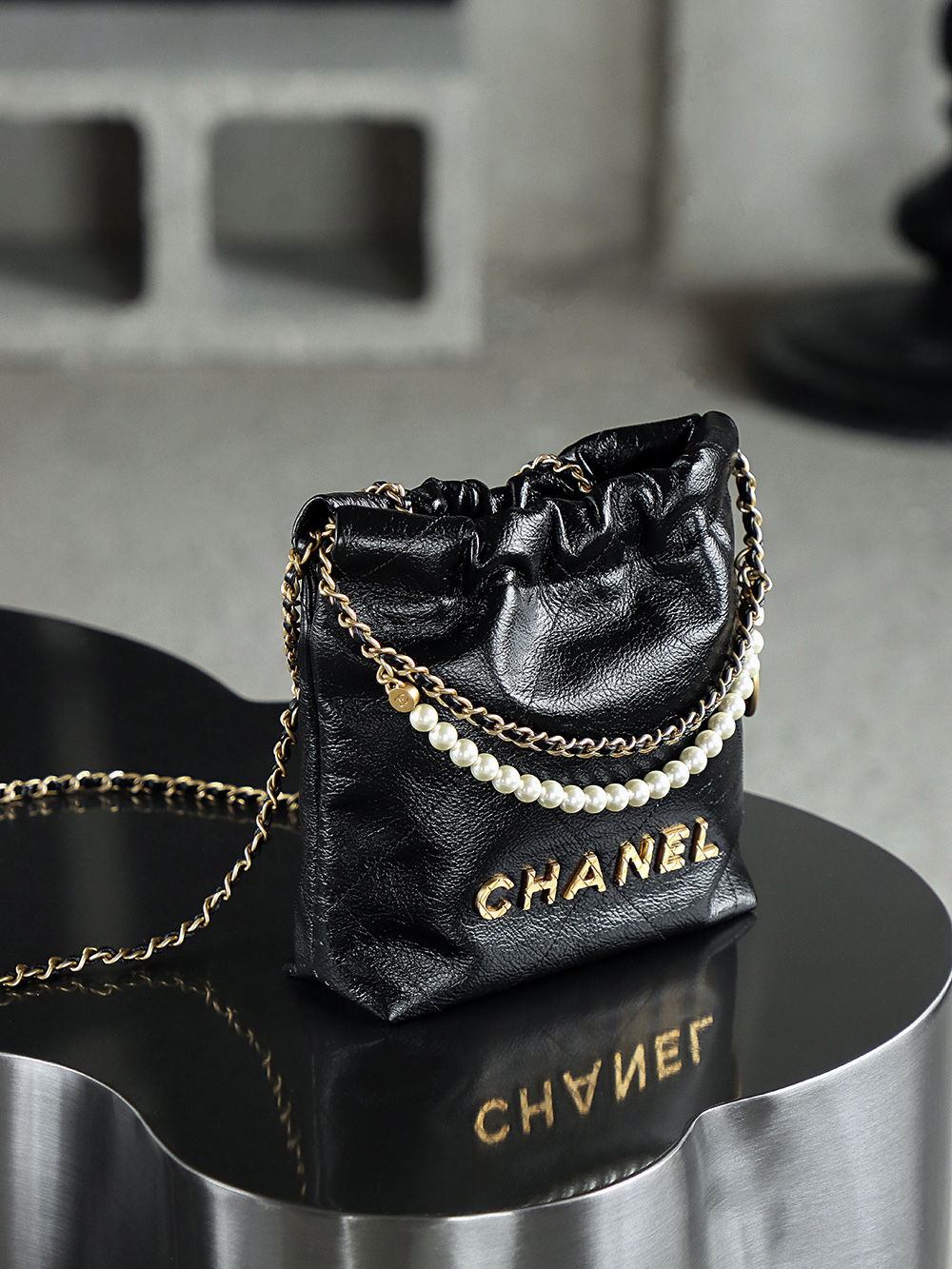 23S 22Bag迷你鑒定版👜C-1980
特別說明：此款不可查碼，介意勿入！
蒙塔貝拉原料皮意大利過關清單資料可査詢

23S Mini22珍珠鏈條bag是眾多經典之外的後起之秀，搭配珍珠元素作為點綴更顯得優雅颯風，時髦又可愛，更多的是精緻盡顯小女人的優雅大氣！

五金：厚镀24K复古金
皮料：蒙塔貝拉牛皮
尺寸：19*20*6cm