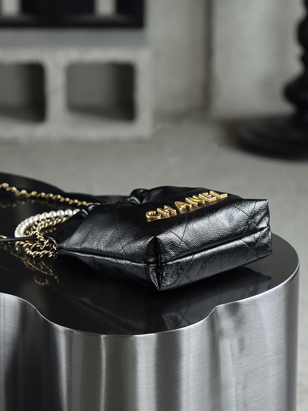 23S 22Bag迷你鑒定版👜C-1980
特別說明：此款不可查碼，介意勿入！
蒙塔貝拉原料皮意大利過關清單資料可査詢

23S Mini22珍珠鏈條bag是眾多經典之外的後起之秀，搭配珍珠元素作為點綴更顯得優雅颯風，時髦又可愛，更多的是精緻盡顯小女人的優雅大氣！

五金：厚镀24K复古金
皮料：蒙塔貝拉牛皮
尺寸：19*20*6cm