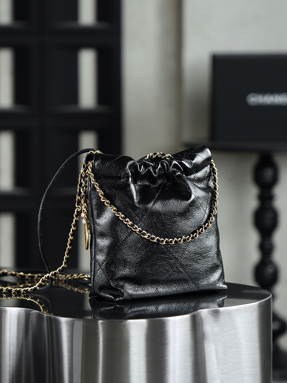 23S 22Bag迷你鑒定版👜C-1980
特別說明：此款不可查碼，介意勿入！
蒙塔貝拉原料皮意大利過關清單資料可査詢

23S Mini22珍珠鏈條bag是眾多經典之外的後起之秀，搭配珍珠元素作為點綴更顯得優雅颯風，時髦又可愛，更多的是精緻盡顯小女人的優雅大氣！

五金：厚镀24K复古金
皮料：蒙塔貝拉牛皮
尺寸：19*20*6cm