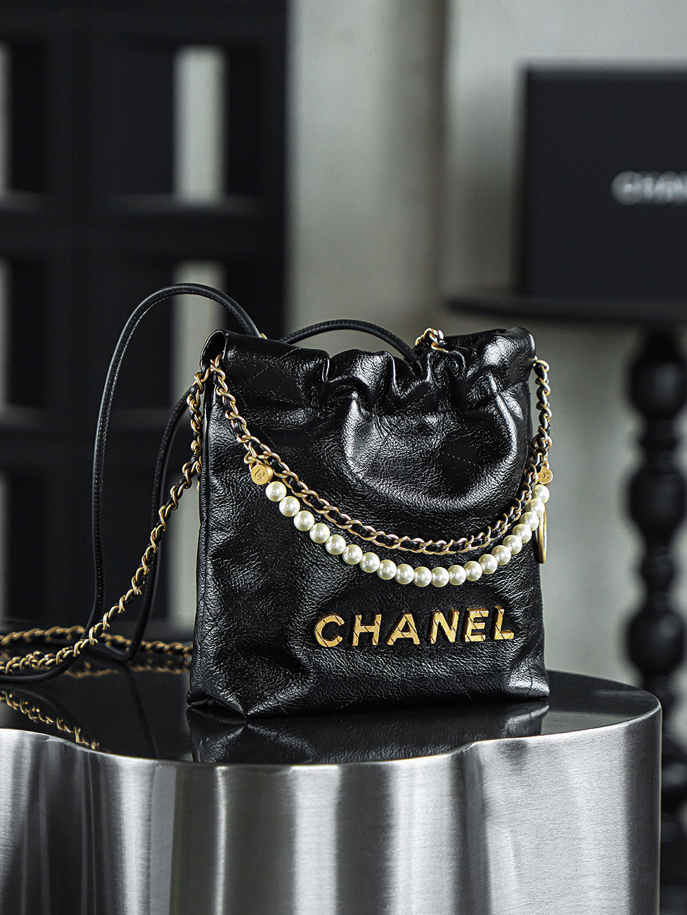 23S 22Bag迷你鑒定版👜C-1980
特別說明：此款不可查碼，介意勿入！
蒙塔貝拉原料皮意大利過關清單資料可査詢

23S Mini22珍珠鏈條bag是眾多經典之外的後起之秀，搭配珍珠元素作為點綴更顯得優雅颯風，時髦又可愛，更多的是精緻盡顯小女人的優雅大氣！

五金：厚镀24K复古金
皮料：蒙塔貝拉牛皮
尺寸：19*20*6cm