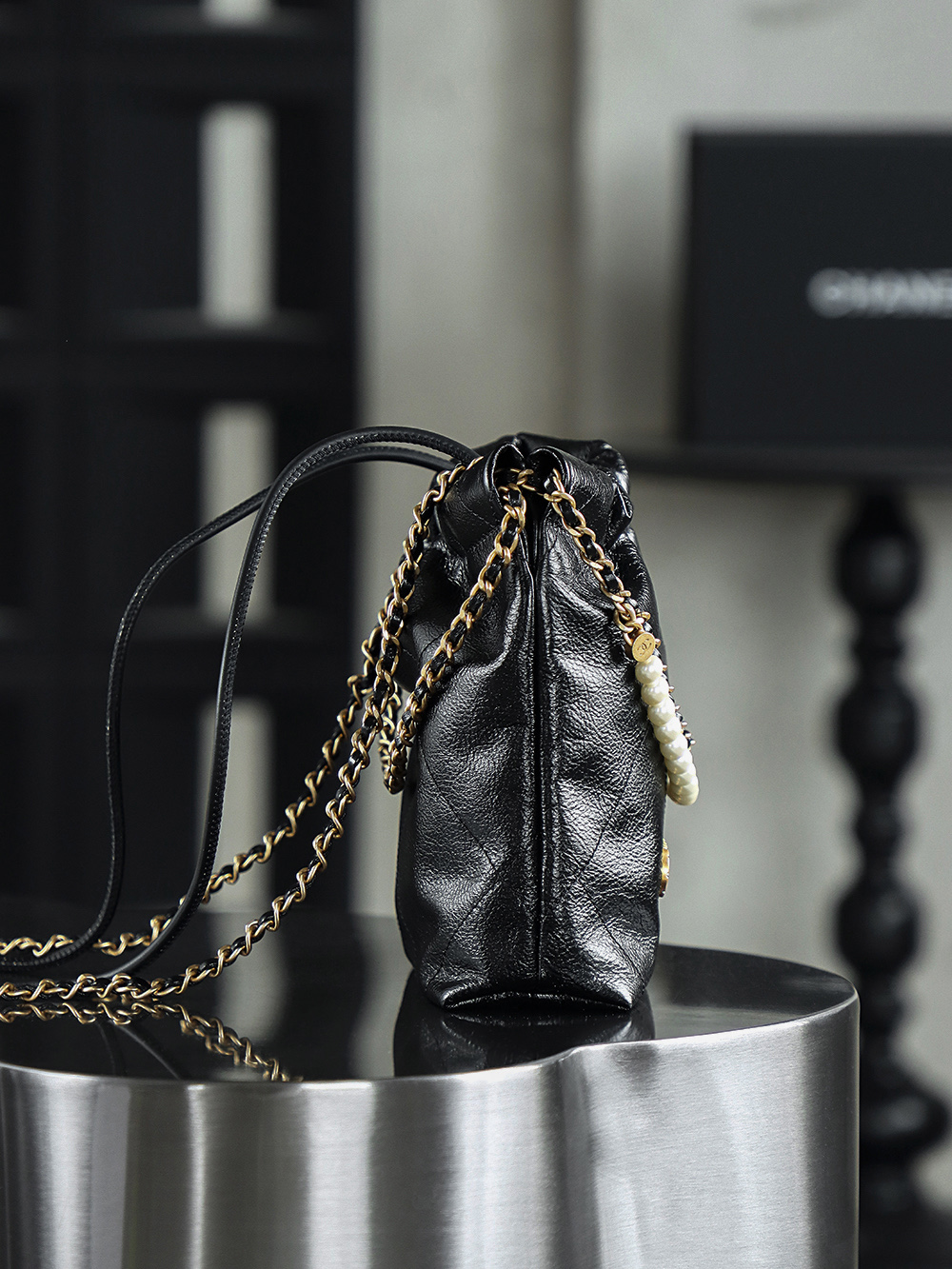 23S 22Bag迷你鑒定版👜C-1980
特別說明：此款不可查碼，介意勿入！
蒙塔貝拉原料皮意大利過關清單資料可査詢

23S Mini22珍珠鏈條bag是眾多經典之外的後起之秀，搭配珍珠元素作為點綴更顯得優雅颯風，時髦又可愛，更多的是精緻盡顯小女人的優雅大氣！

五金：厚镀24K复古金
皮料：蒙塔貝拉牛皮
尺寸：19*20*6cm