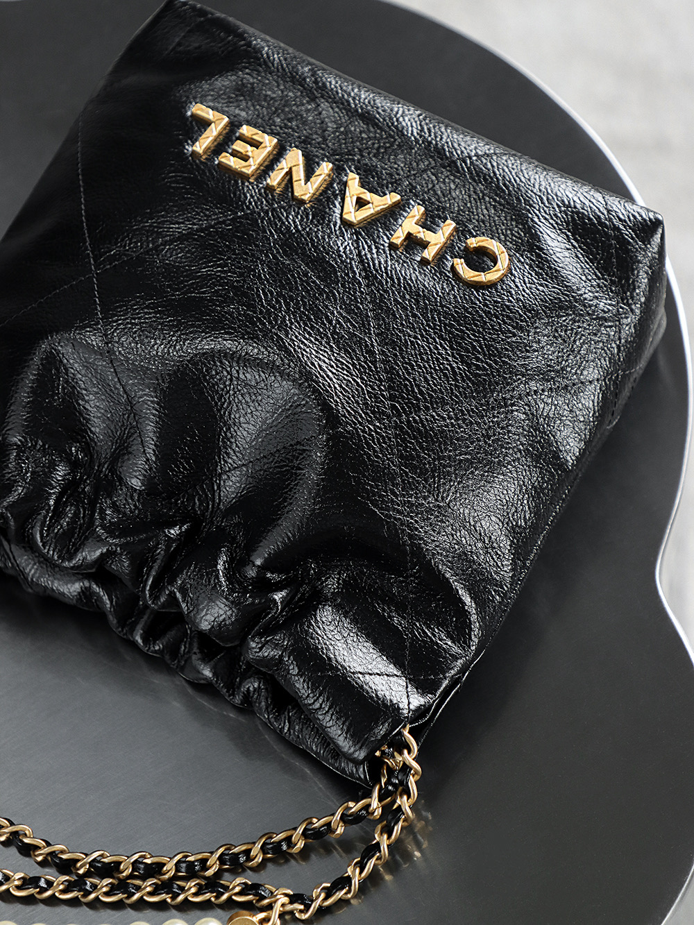 23S 22Bag迷你鑒定版👜C-1980
特別說明：此款不可查碼，介意勿入！
蒙塔貝拉原料皮意大利過關清單資料可査詢

23S Mini22珍珠鏈條bag是眾多經典之外的後起之秀，搭配珍珠元素作為點綴更顯得優雅颯風，時髦又可愛，更多的是精緻盡顯小女人的優雅大氣！

五金：厚镀24K复古金
皮料：蒙塔貝拉牛皮
尺寸：19*20*6cm