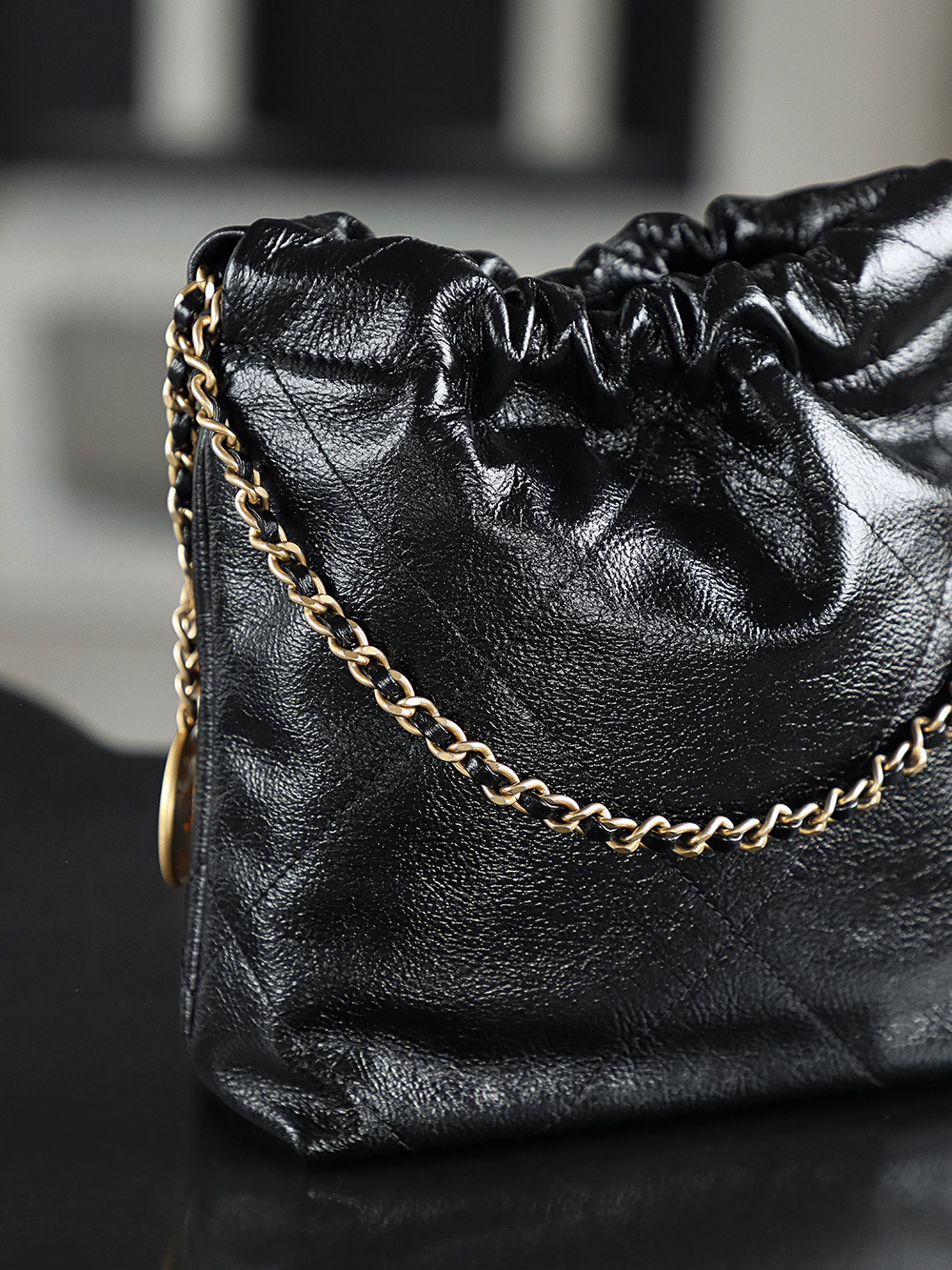 23S 22Bag迷你鑒定版👜C-1980
特別說明：此款不可查碼，介意勿入！
蒙塔貝拉原料皮意大利過關清單資料可査詢

23S Mini22珍珠鏈條bag是眾多經典之外的後起之秀，搭配珍珠元素作為點綴更顯得優雅颯風，時髦又可愛，更多的是精緻盡顯小女人的優雅大氣！

五金：厚镀24K复古金
皮料：蒙塔貝拉牛皮
尺寸：19*20*6cm