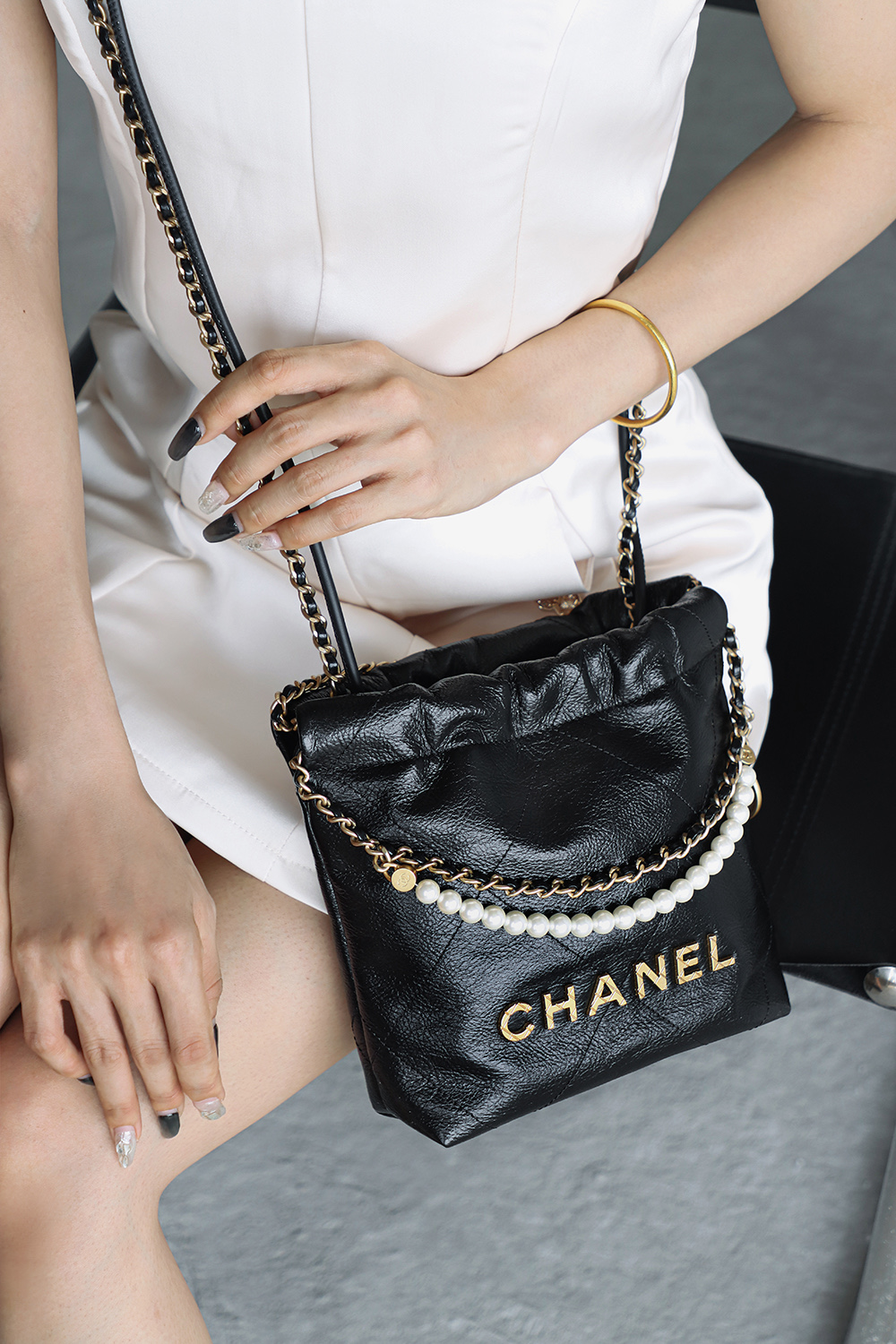 珍珠元素的加入增添了一份優雅與精緻感，展現出女性的高貴氣質，輕鬆成為人群中的焦點！