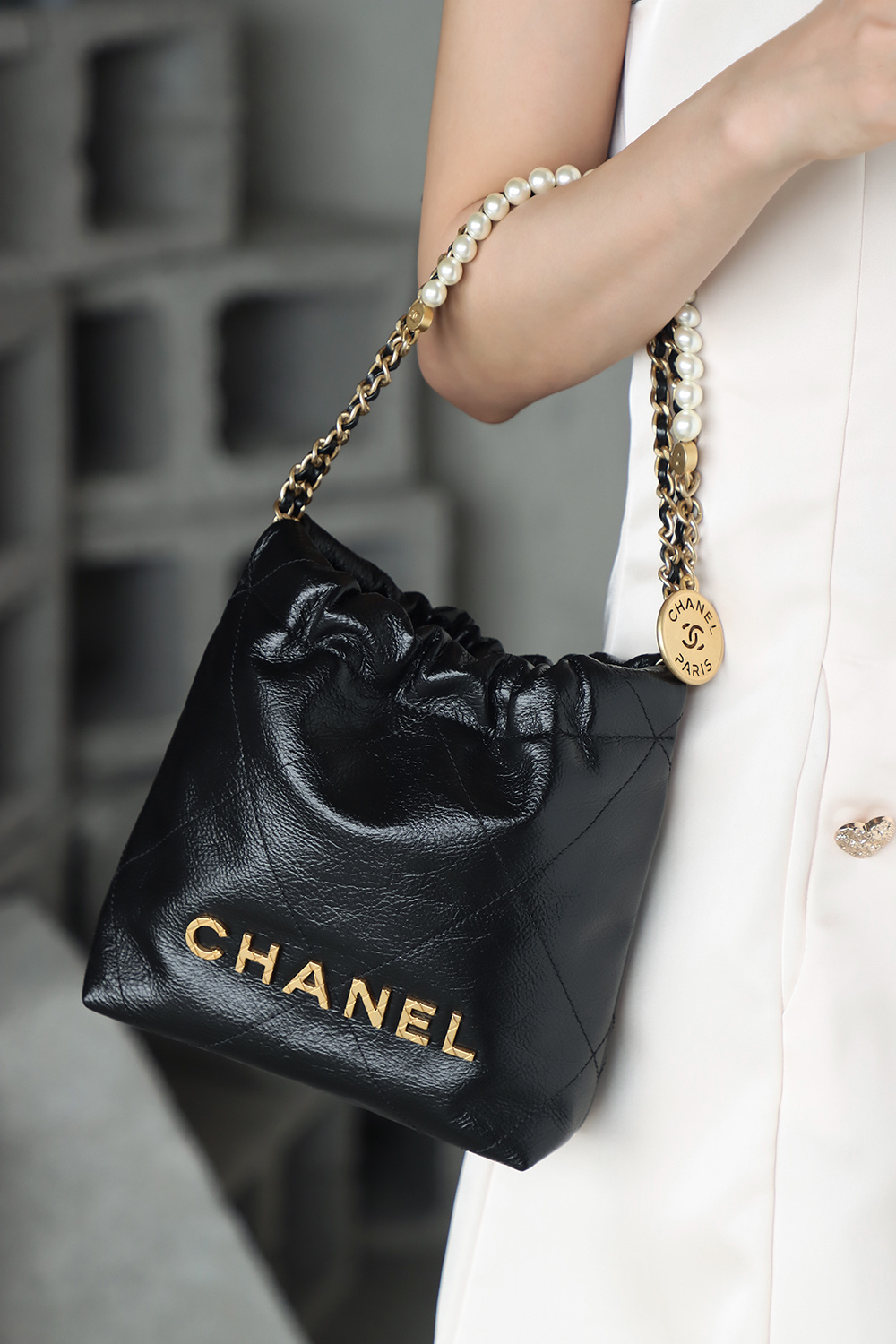 珍珠元素的加入增添了一份優雅與精緻感，展現出女性的高貴氣質，輕鬆成為人群中的焦點！