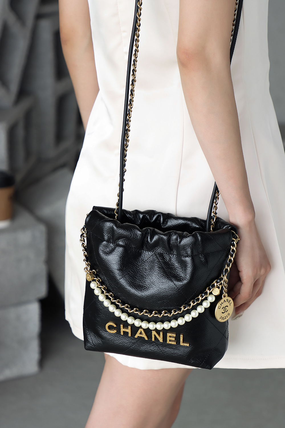 珍珠元素的加入增添了一份優雅與精緻感，展現出女性的高貴氣質，輕鬆成為人群中的焦點！