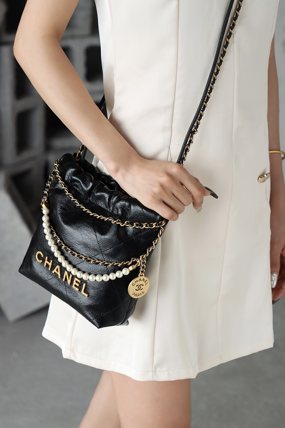 珍珠元素的加入增添了一份優雅與精緻感，展現出女性的高貴氣質，輕鬆成為人群中的焦點！