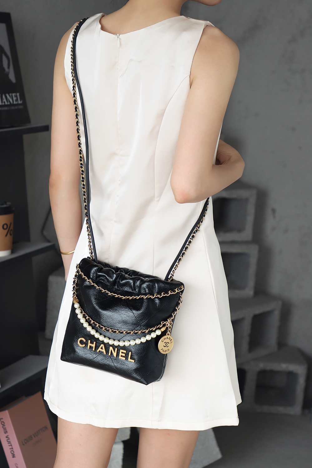 珍珠元素的加入增添了一份優雅與精緻感，展現出女性的高貴氣質，輕鬆成為人群中的焦點！