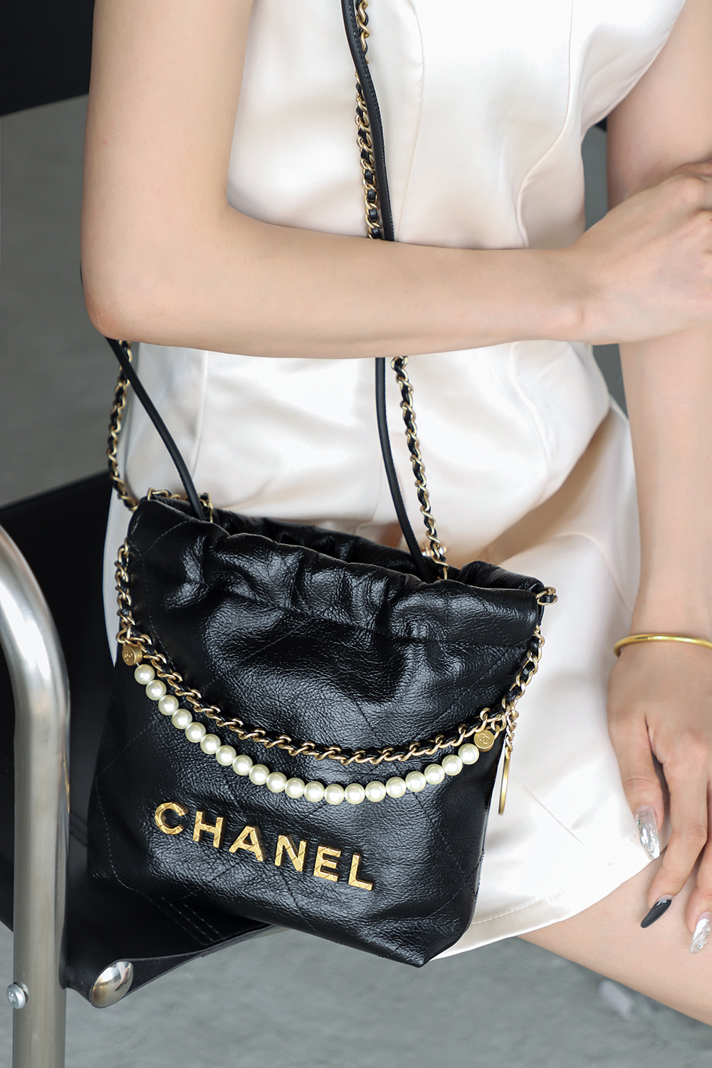 珍珠元素的加入增添了一份優雅與精緻感，展現出女性的高貴氣質，輕鬆成為人群中的焦點！