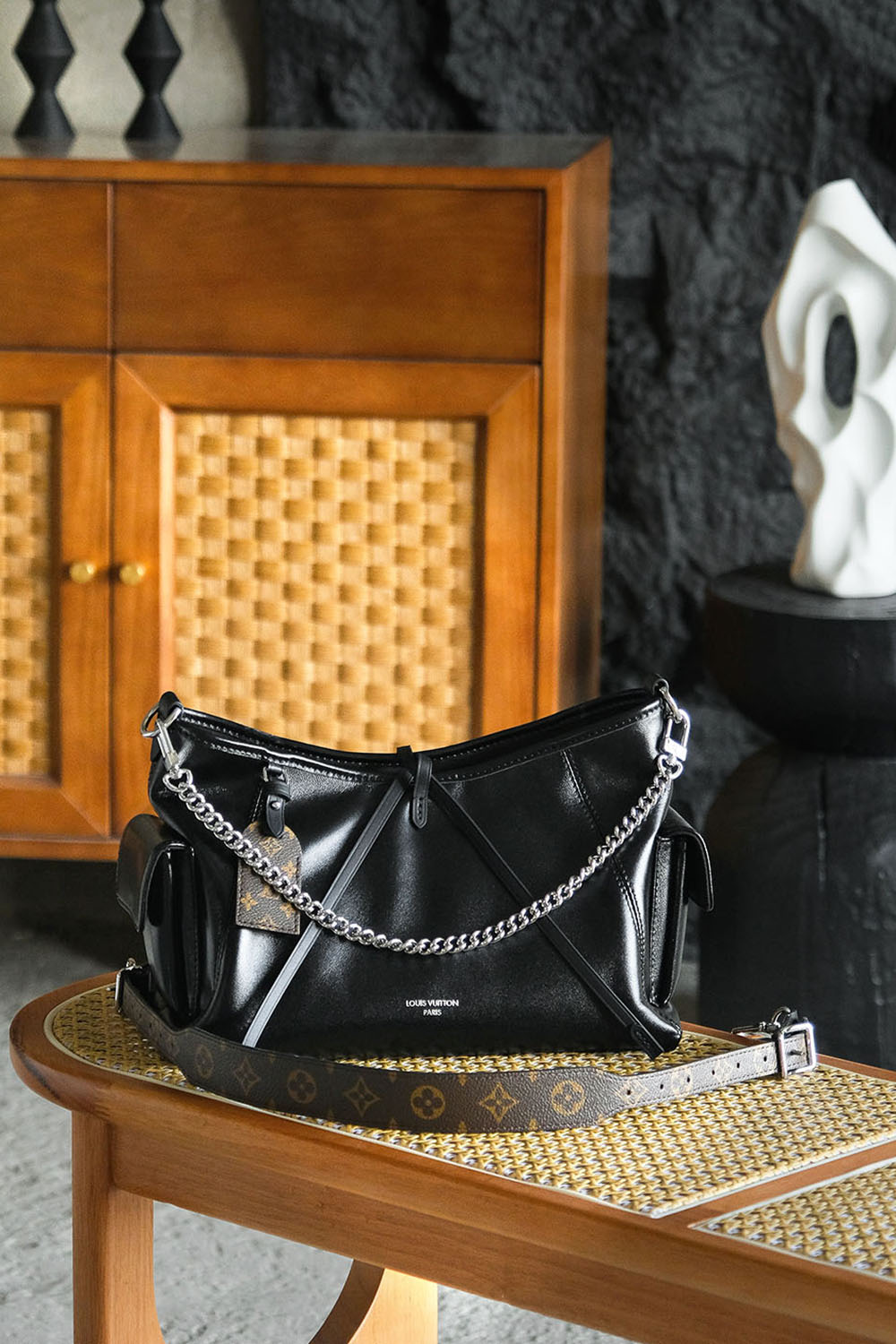 NO:617870,Special grade Carryall Black Samurai trumpet M24861 AS private edition (made in Italy) The Black Samurai that fell into ruin at a glance, has both good looks and practicality, and coexists coolness and high-end sense! The Carryall series is called the 'King of Bags', and the texture of lambskin is more lazy, casual and sweet! Hardware thick-plated 24k all-steel, size 33.5*23*15cm, lv special sp diamond grid fabric, louis vuitton, sheepskin19860909特级 Carryall黑武士小號 M24861 AS私品版意产) 一眼淪陷的黑武士,顏值與實用性兼具,酷感與高級感並存！ Carryall系列被稱之為“包王”,小羊皮的質感更加慵懶隨性又甜酷！ 五金厚鍍24k全鋼 尺寸33.5*23*15cm,lv特级sp菱形格面料,louis vuitton,sheepskin,Bag