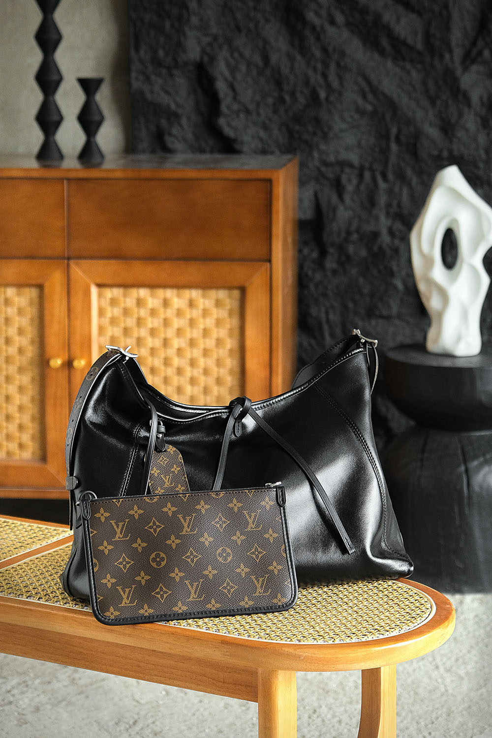 NO:812500,Special grade original leather Carryall Black Samurai Medium M25143 AS private version. The Black Samurai who fell at a glance, has both appearance and practicality, coolness and high-end sense at the same time! The Carryall series is called the 'King of Bags', and the texture of lambskin is more lazy, casual and sweet! Hardware thickly plated 24k steel, size 39*30*15cm, lv special sp diamond grid fabric, louis vuitton, sheepskin19860909特级  原厂皮 Carryall黑武士中號 M25143 AS私品版 一眼淪陷的黑武士,顏值與實用性兼具,酷感與高級感並存！ Carryall系列被稱之為“包王”,小羊皮的質感更加慵懶隨性又甜酷！ 五金厚鍍24k全鋼 尺寸39*30*15cm,lv特级sp菱形格面料,louis vuitton,sheepskin,Bag