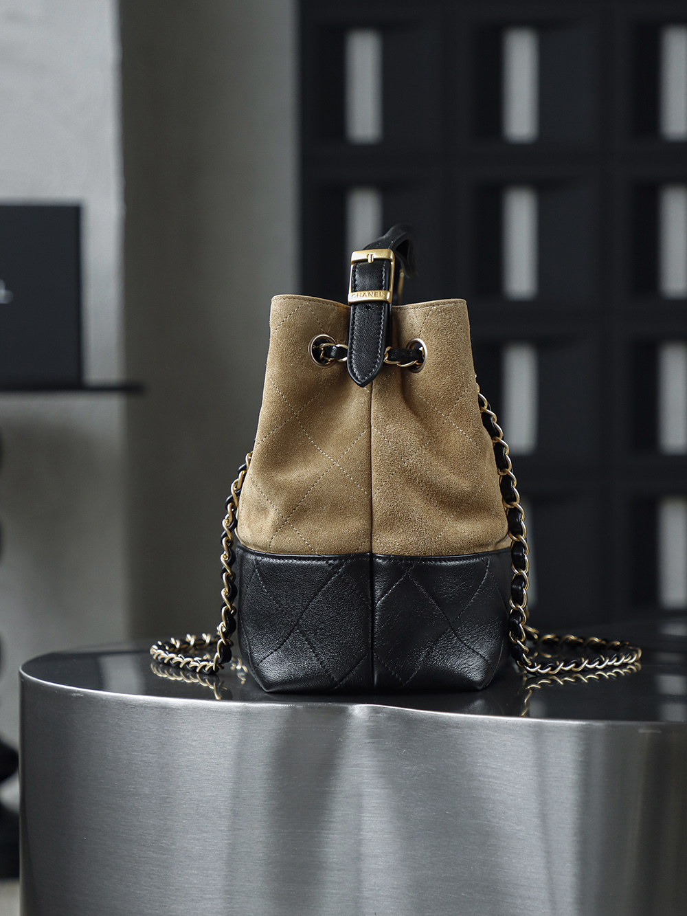 25A手工坊 hobo麂皮包鑒定版👜C-2380
一包一碼 支持全球鑒定查驗身份證原廠專G
DELICONICA皮料過關清單資料可査詢

最期待的手工坊系列，hobo麂皮包是这季的流量密码！自首次亮相以來，各大平台的热度从未减过，属于越看越好看的系列！麂皮拼色搭配复古五金，简直美到每个女人的心底！必入款！

五金：厚鍍24k復古金
皮料：麂皮拼羊皮
尺寸：24*36*14cm