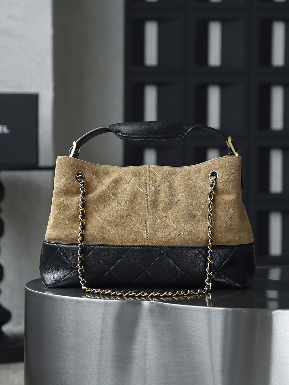 25A手工坊 hobo麂皮包鑒定版👜C-2380
一包一碼 支持全球鑒定查驗身份證原廠專G
DELICONICA皮料過關清單資料可査詢

最期待的手工坊系列，hobo麂皮包是这季的流量密码！自首次亮相以來，各大平台的热度从未减过，属于越看越好看的系列！麂皮拼色搭配复古五金，简直美到每个女人的心底！必入款！

五金：厚鍍24k復古金
皮料：麂皮拼羊皮
尺寸：24*36*14cm