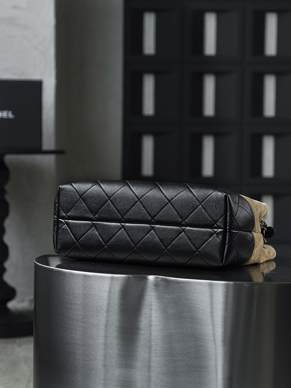 25A手工坊 hobo麂皮包鑒定版👜C-2380
一包一碼 支持全球鑒定查驗身份證原廠專G
DELICONICA皮料過關清單資料可査詢

最期待的手工坊系列，hobo麂皮包是这季的流量密码！自首次亮相以來，各大平台的热度从未减过，属于越看越好看的系列！麂皮拼色搭配复古五金，简直美到每个女人的心底！必入款！

五金：厚鍍24k復古金
皮料：麂皮拼羊皮
尺寸：24*36*14cm