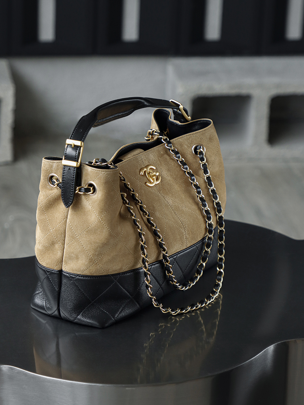 25A手工坊 hobo麂皮包鑒定版👜C-2380
一包一碼 支持全球鑒定查驗身份證原廠專G
DELICONICA皮料過關清單資料可査詢

最期待的手工坊系列，hobo麂皮包是这季的流量密码！自首次亮相以來，各大平台的热度从未减过，属于越看越好看的系列！麂皮拼色搭配复古五金，简直美到每个女人的心底！必入款！

五金：厚鍍24k復古金
皮料：麂皮拼羊皮
尺寸：24*36*14cm