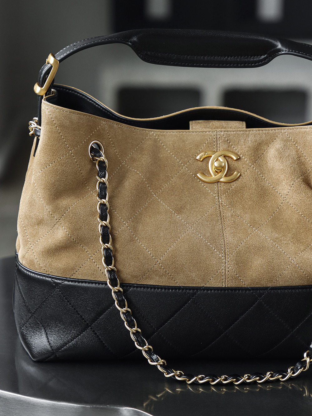 25A手工坊 hobo麂皮包鑒定版👜C-2380
一包一碼 支持全球鑒定查驗身份證原廠專G
DELICONICA皮料過關清單資料可査詢

最期待的手工坊系列，hobo麂皮包是这季的流量密码！自首次亮相以來，各大平台的热度从未减过，属于越看越好看的系列！麂皮拼色搭配复古五金，简直美到每个女人的心底！必入款！

五金：厚鍍24k復古金
皮料：麂皮拼羊皮
尺寸：24*36*14cm